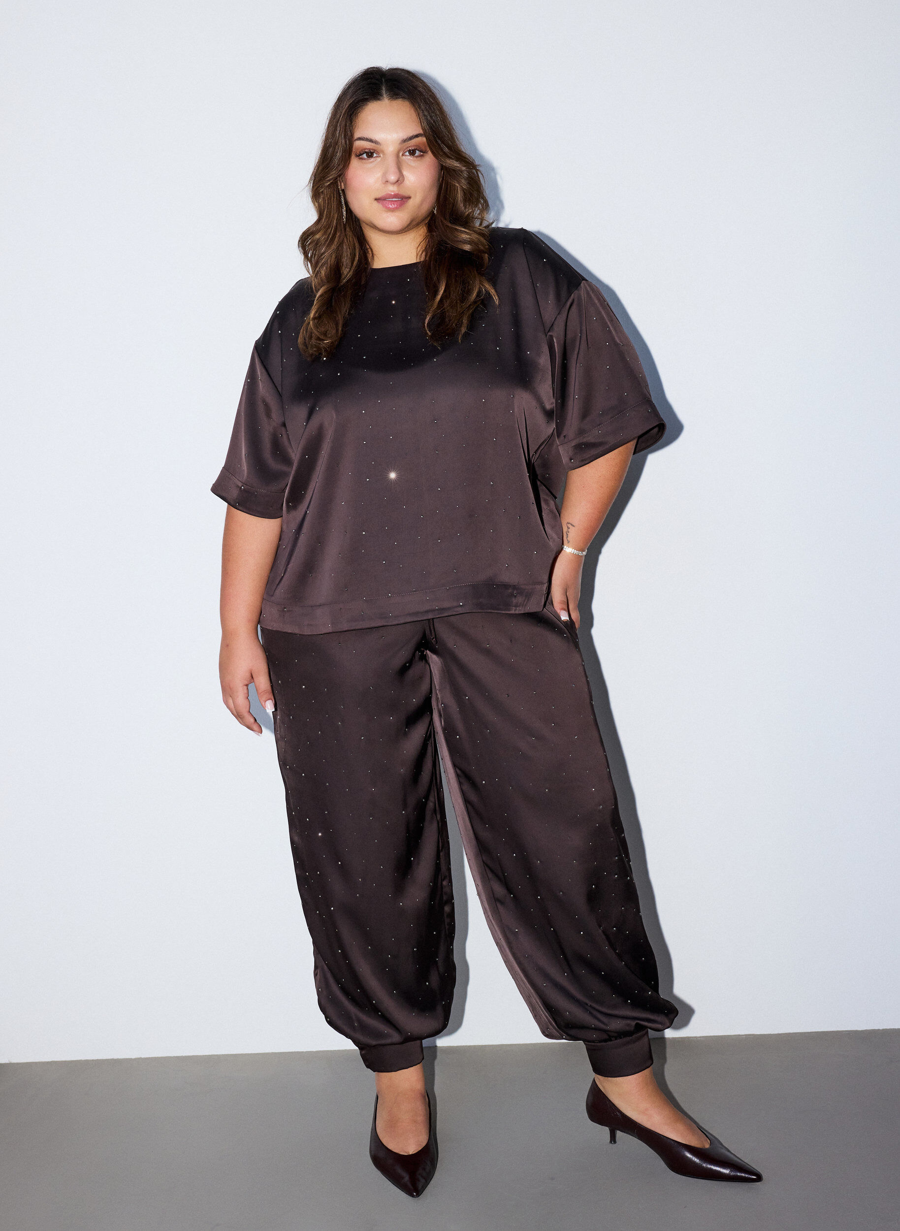 ZizziSatinbluse mit Strasssteinen und ellenbogenlangen &Auml;rmeln, Braun, Model image number 1