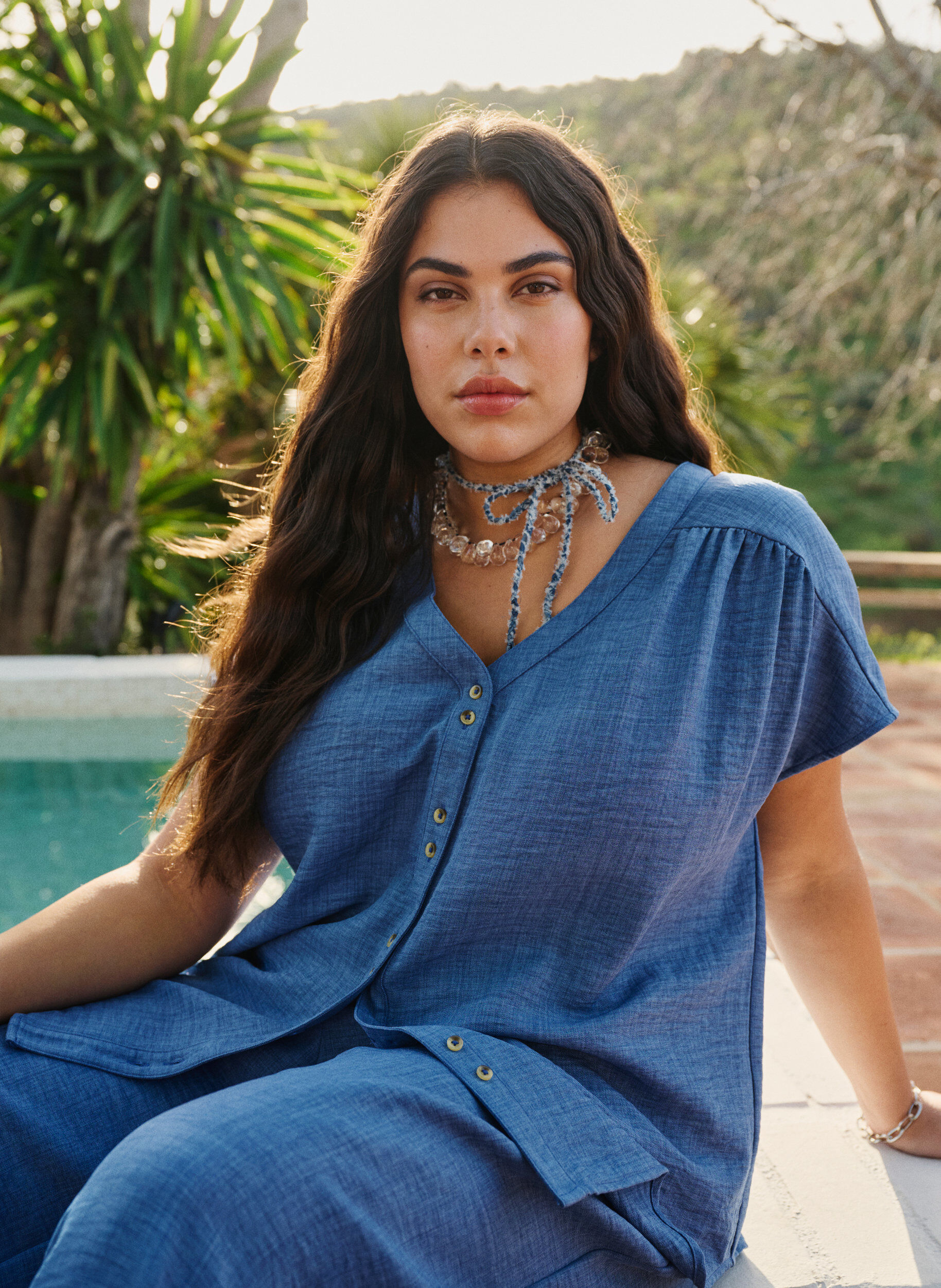 ZizziHemdbluse mit V-Ausschnitt und kurzen &Auml;rmeln, Blau, Image image number 0