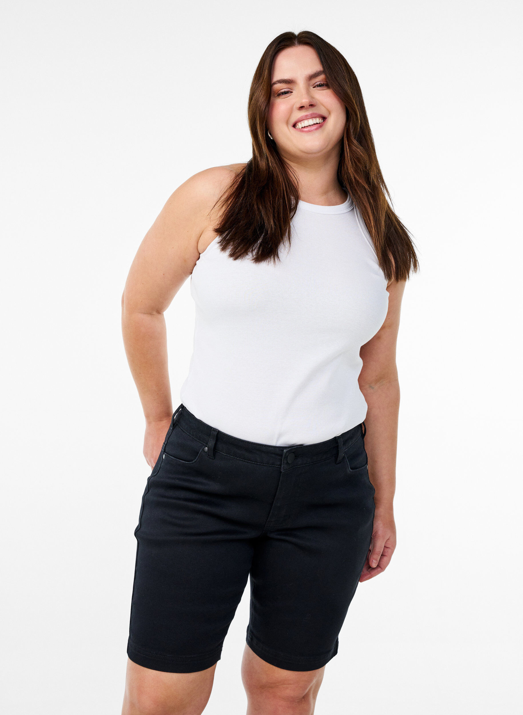 Slim Fit Emily Shorts mit normaler Taille, Schwarz, Model