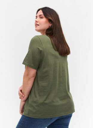 T-Shirt aus Bio-Baumwolle mit V-Ausschnitt, Thyme, Model image number 1