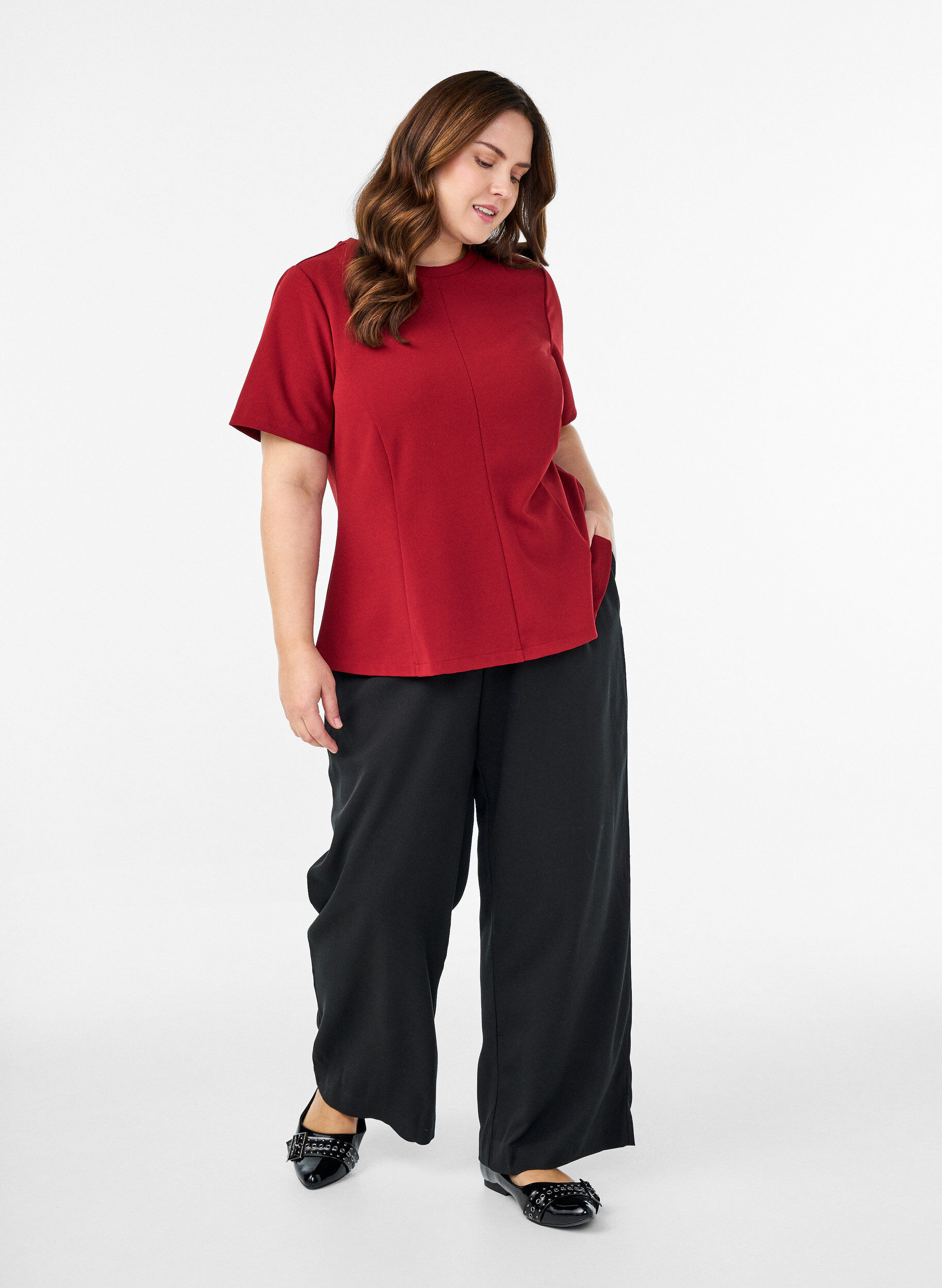 ZizziKurz&auml;rmelige Bluse mit formgebenden Abn&auml;hern, Rot, Model image number 1