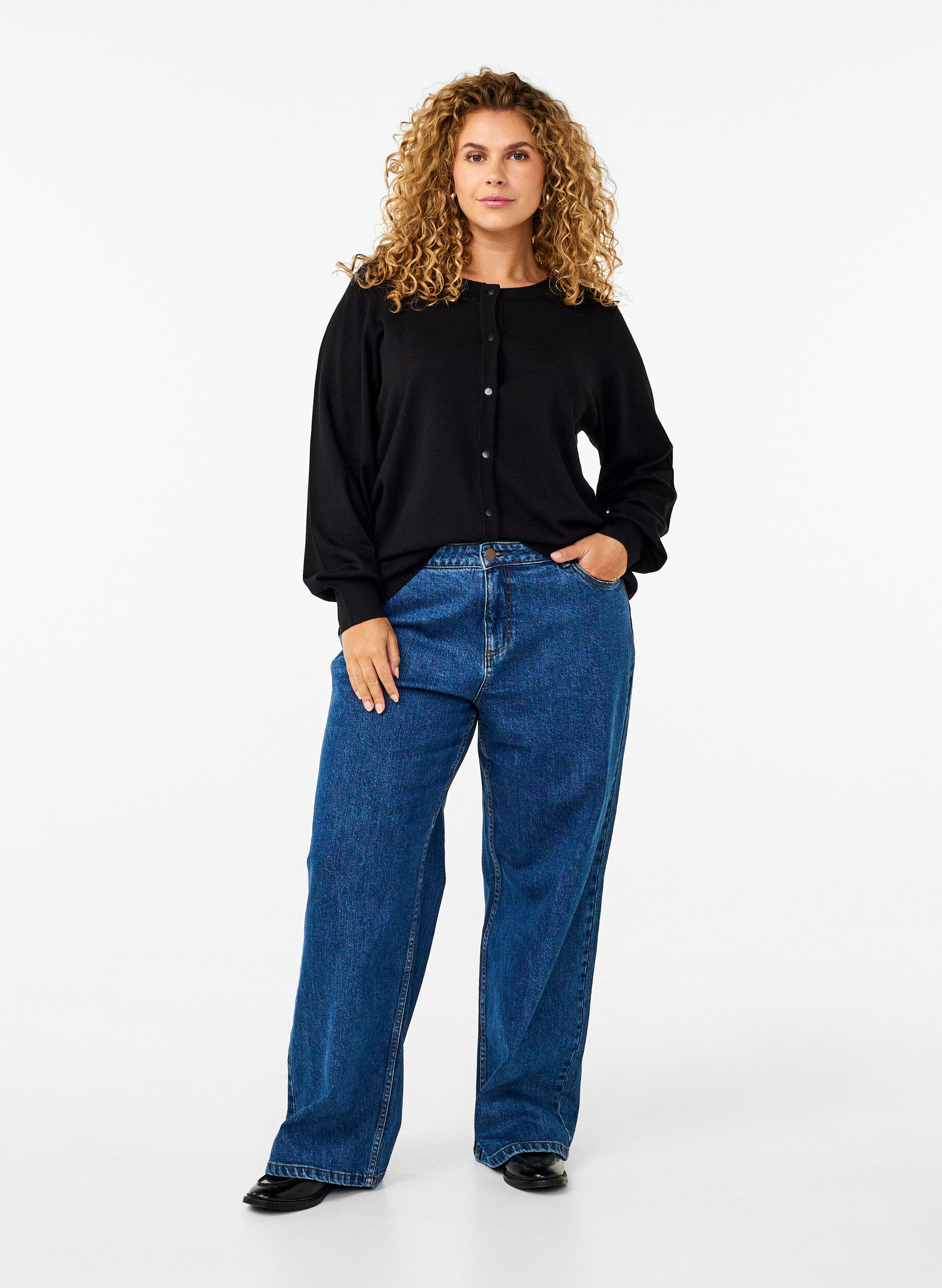 ZizziStrickjacke mit Rundhalsausschnitt und Kn&ouml;pfen, Schwarz, Model image number 1