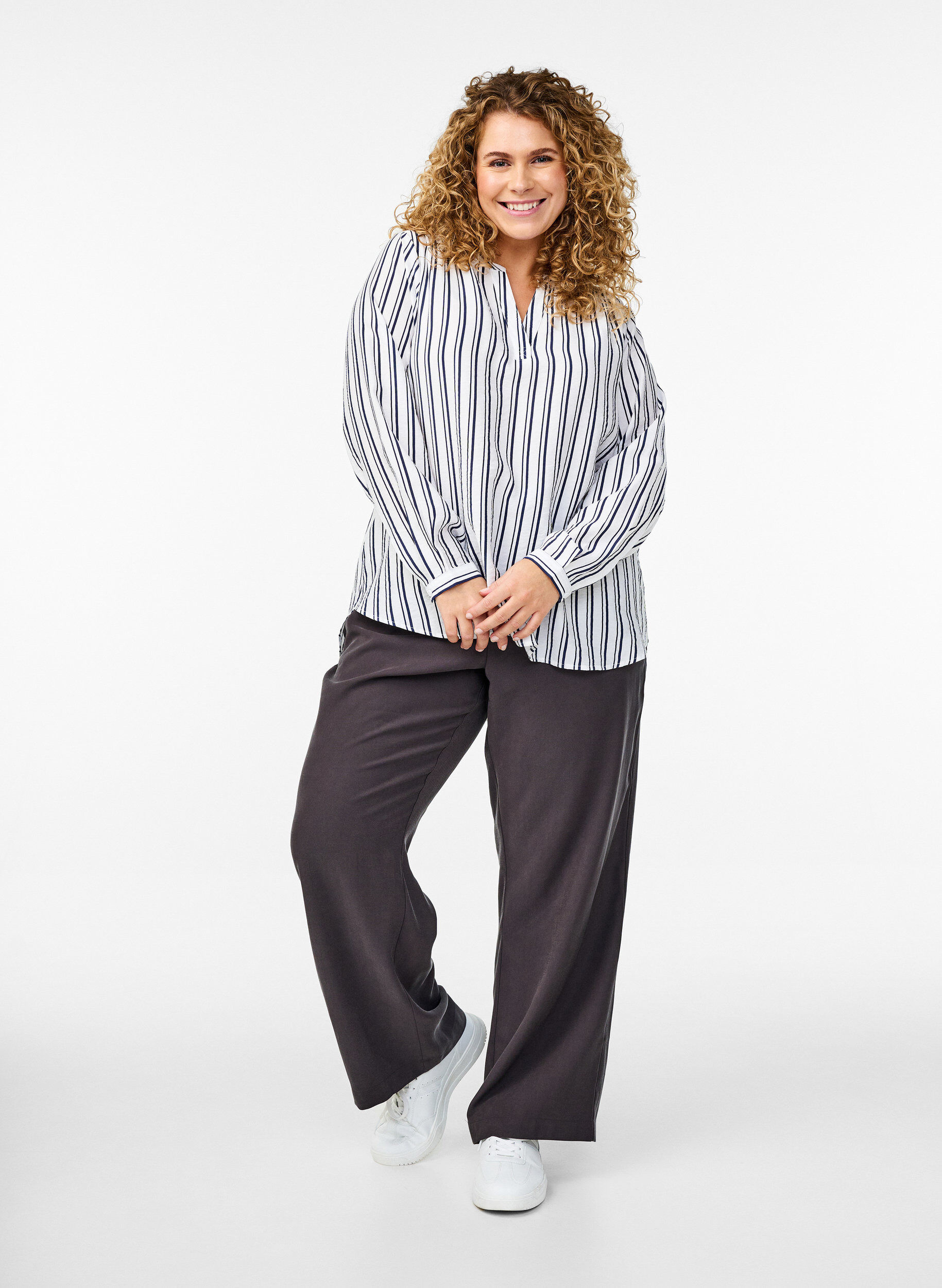 ZizziFLASH - Gestreiftes Bluse mit V-Ausschnitt, Wei&szlig;, Model image number 1