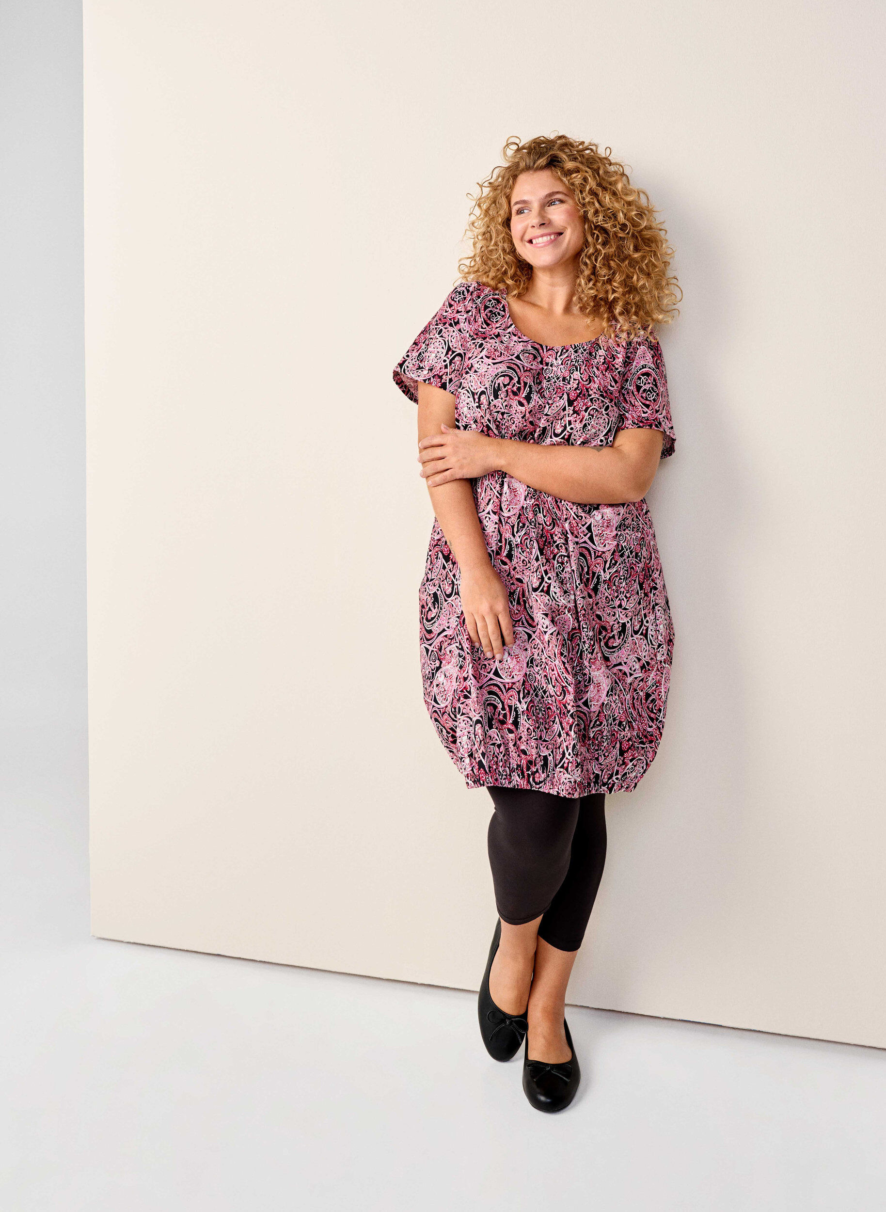 ZizziKurz&auml;rmliges Baumwollkleid mit Aufdruck, Schwarz, Image image number 0