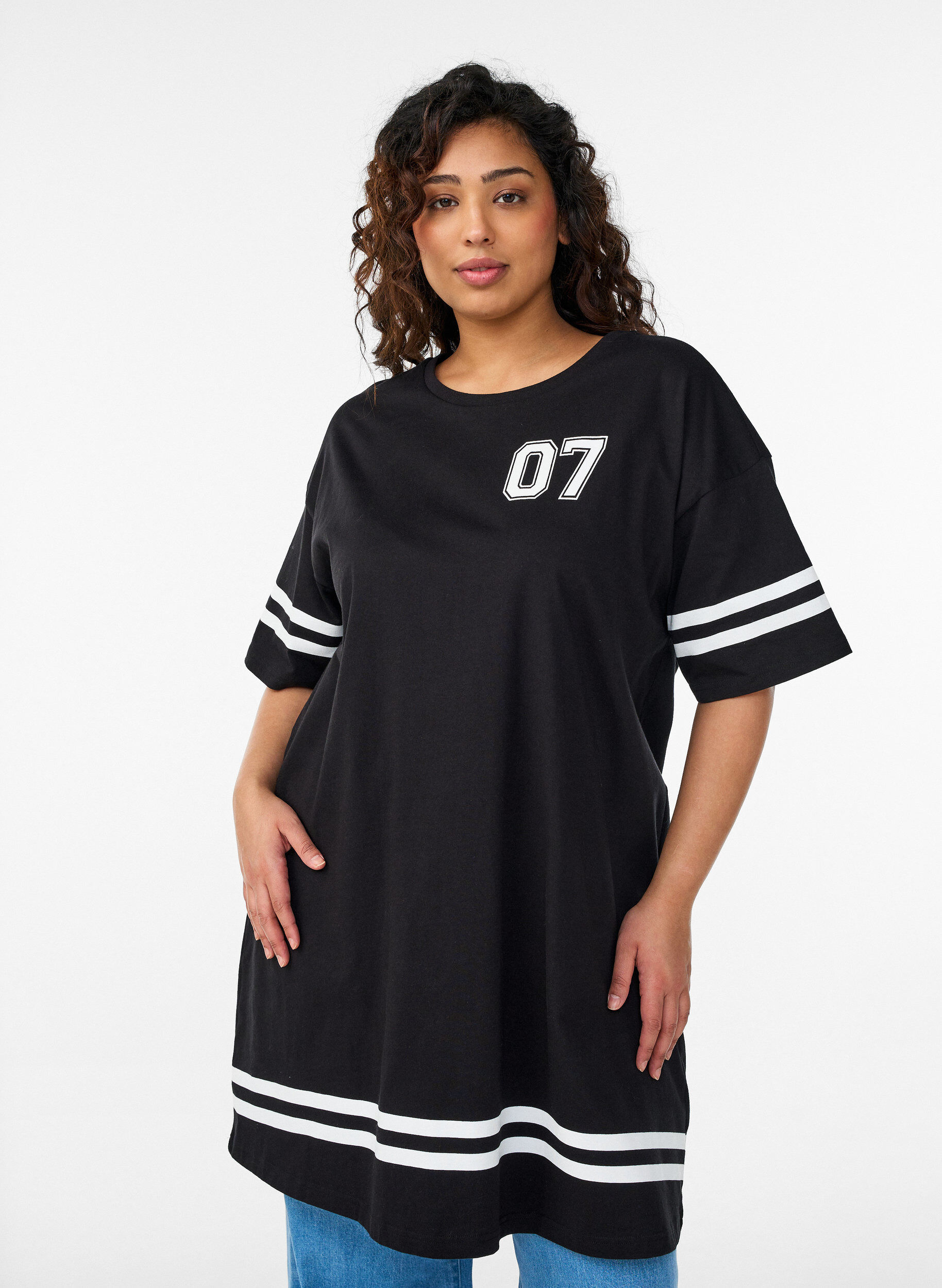 Sportliches T-Shirtkleid aus Baumwolle, Schwarz, Model