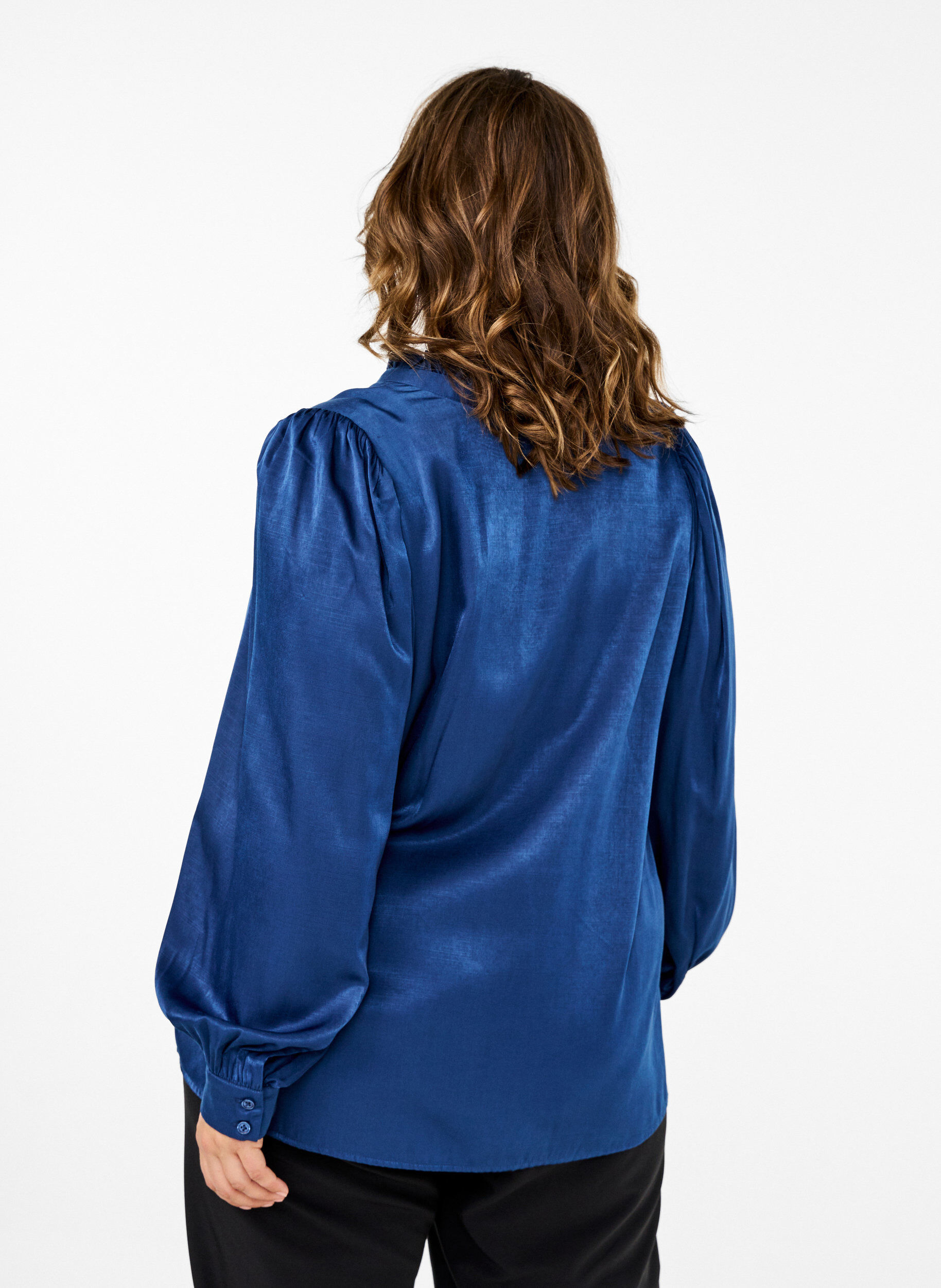 Zizzi Lang&auml;rmelige Bluse mit R&uuml;schen und V-Ausschnitt, Estate Blue, Model image number 1