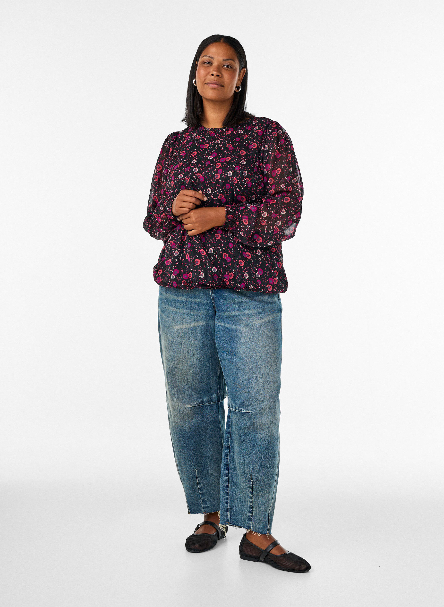 ZizziGebl&uuml;mte Bluse aus Chiffon mit transparenten &Auml;rmeln, Schwarz, Model image number 1