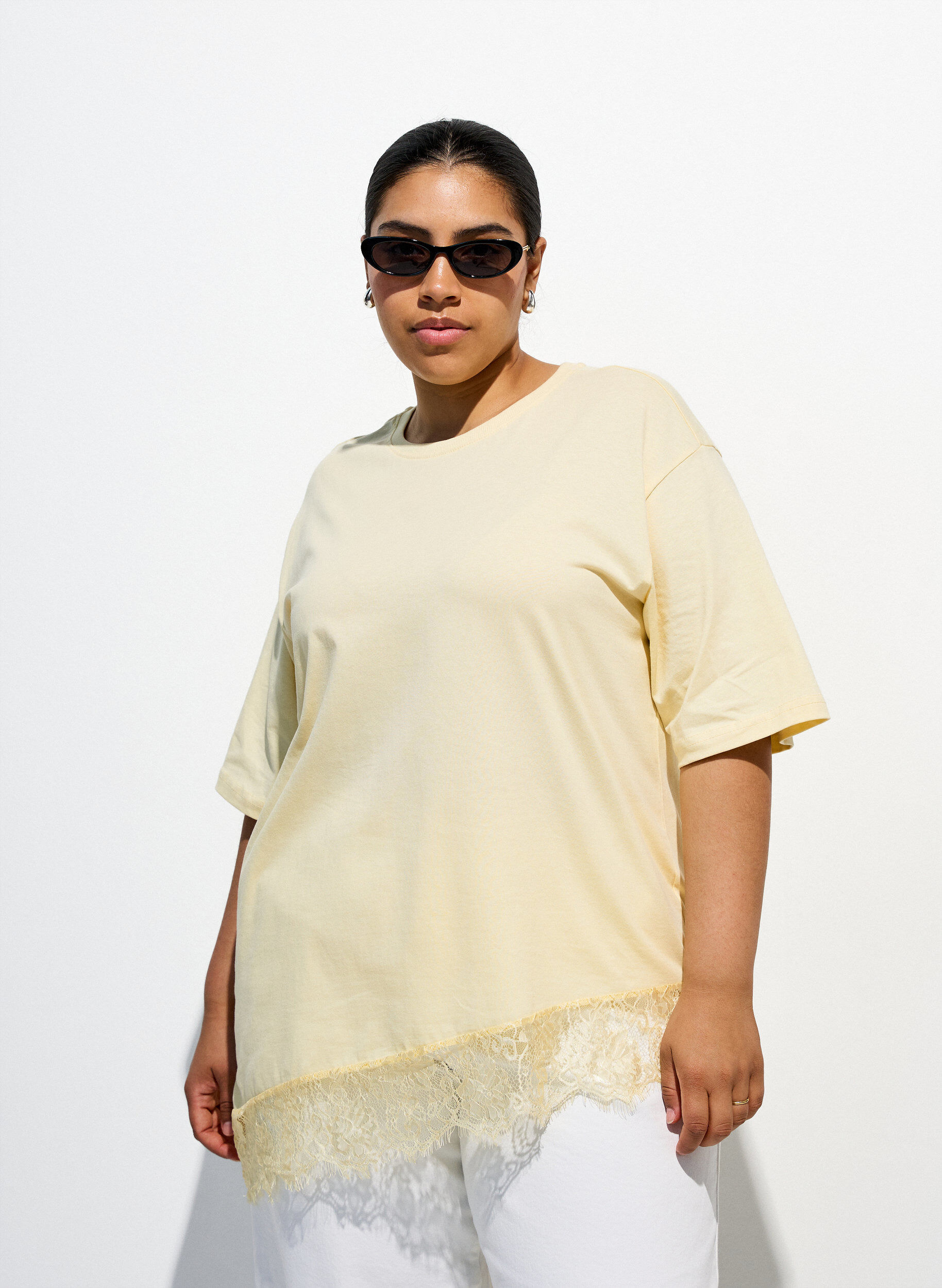 T-Shirt mit asymmetrischem Spitzensaum