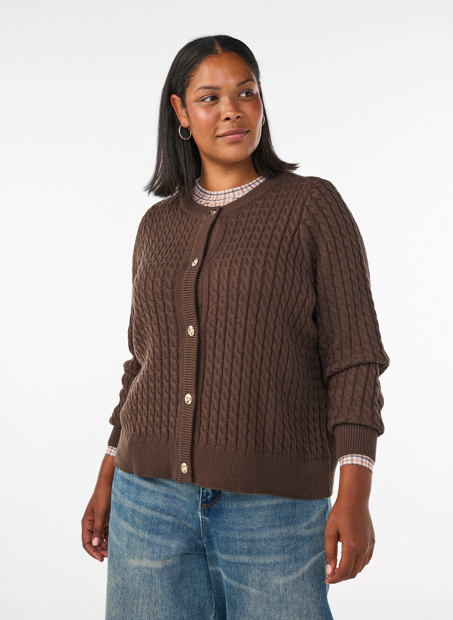 Zopfmuster-Strickjacke mit goldenen Kn&ouml;pfen, Braun, Model