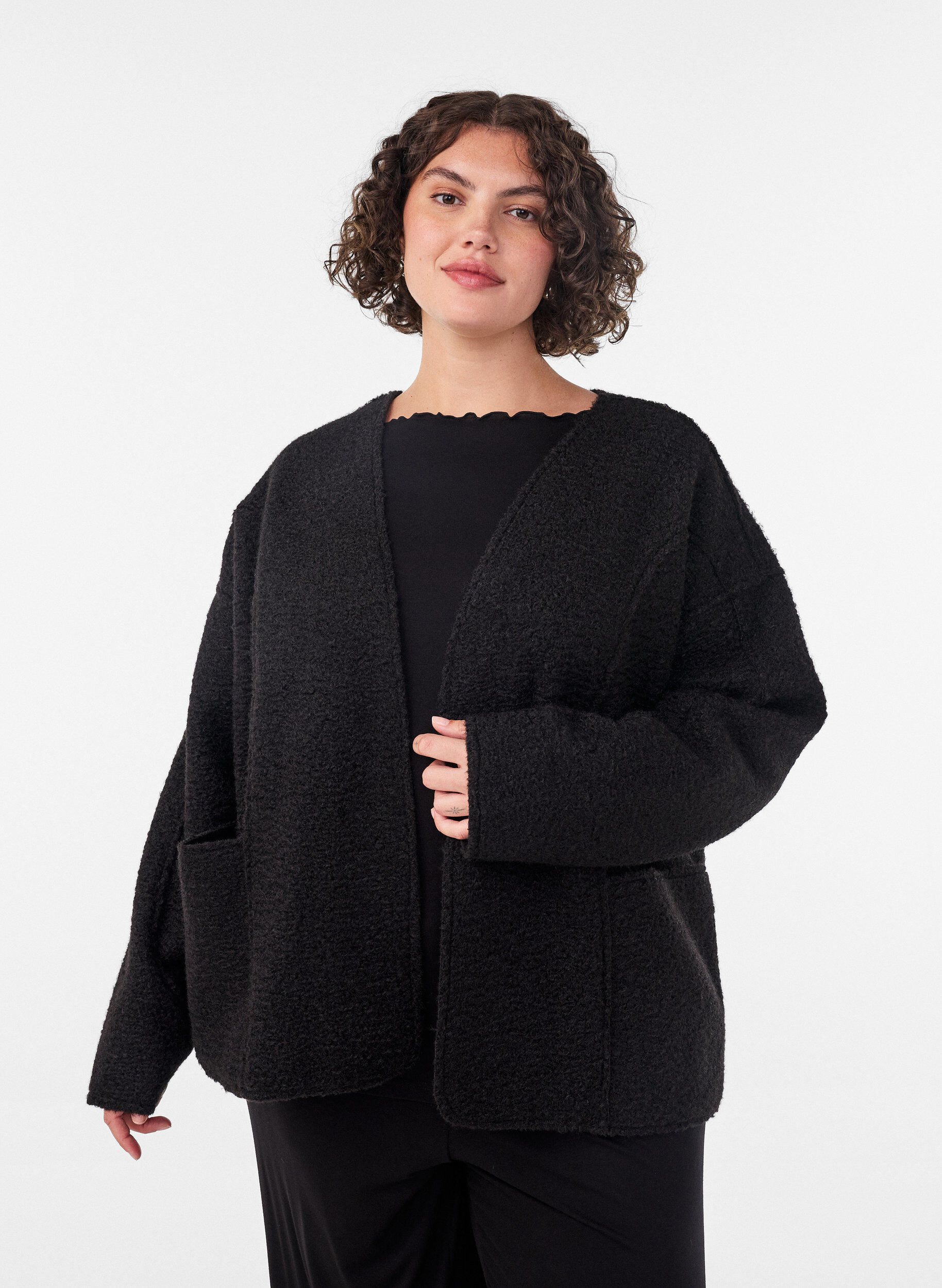 Lockere Strickjacke mit Taschen, Schwarz, Model