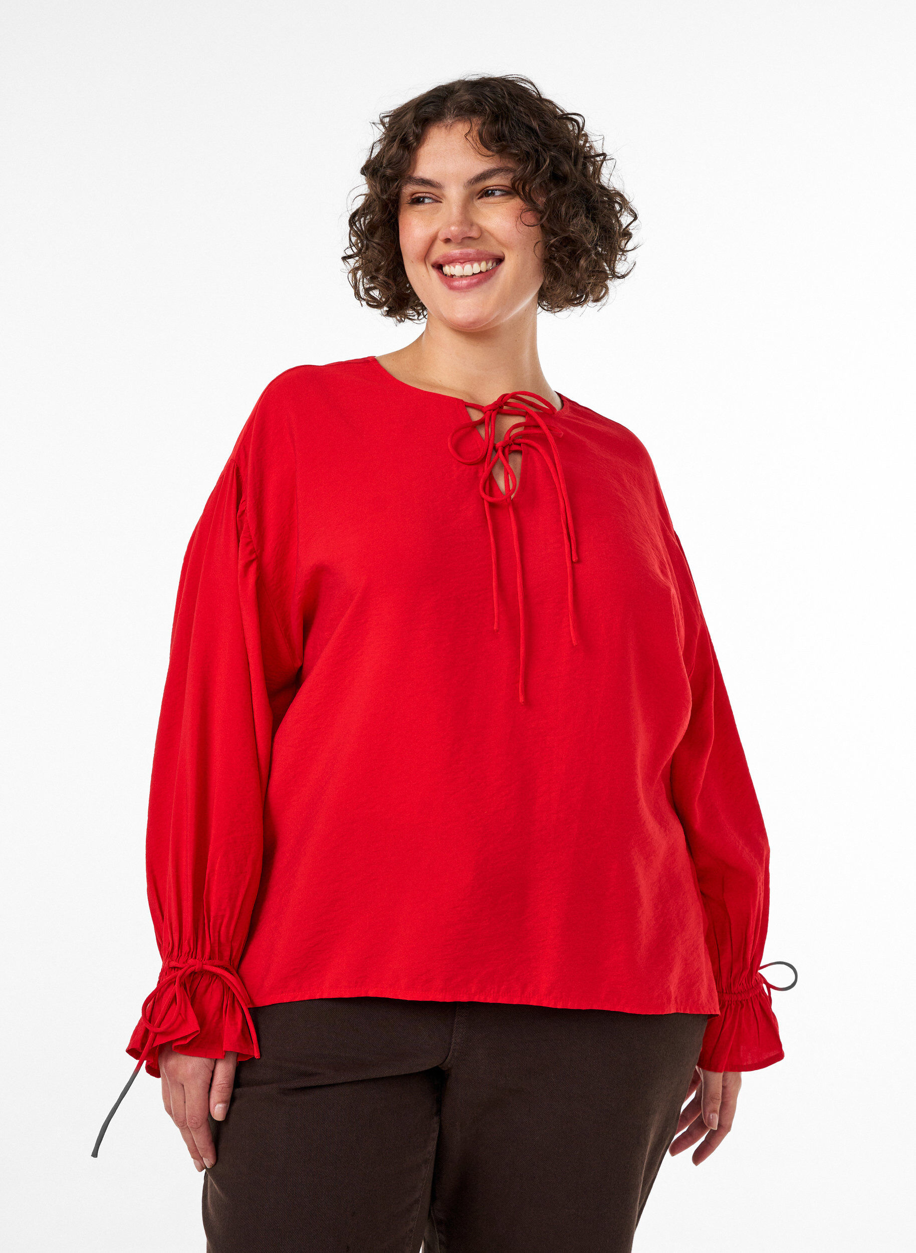Viskosebluse mit Bindeb&auml;ndern und R&uuml;schendetails, Rot, Model