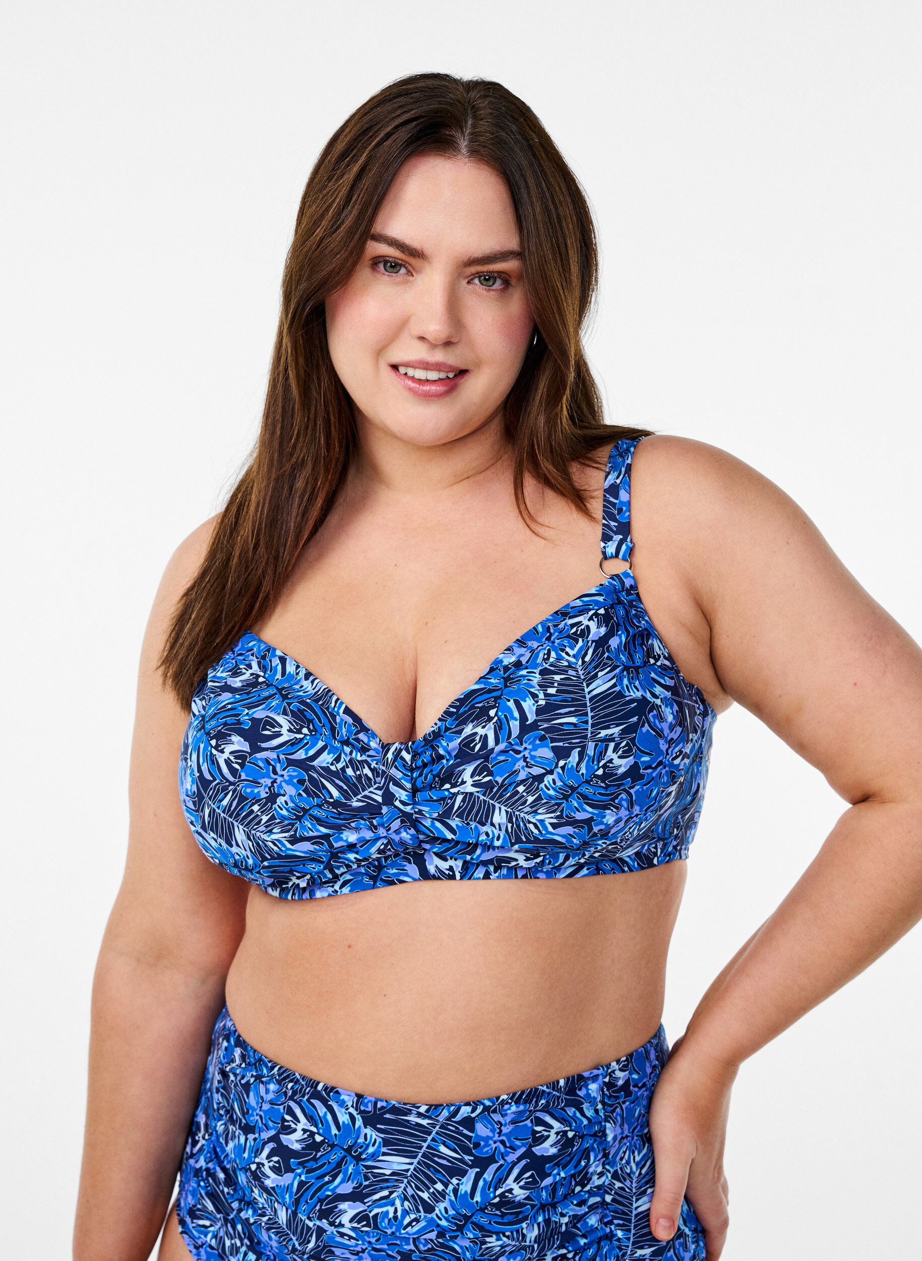 Bikinioberteil mit B&uuml;gel und Muster, Blau, Model