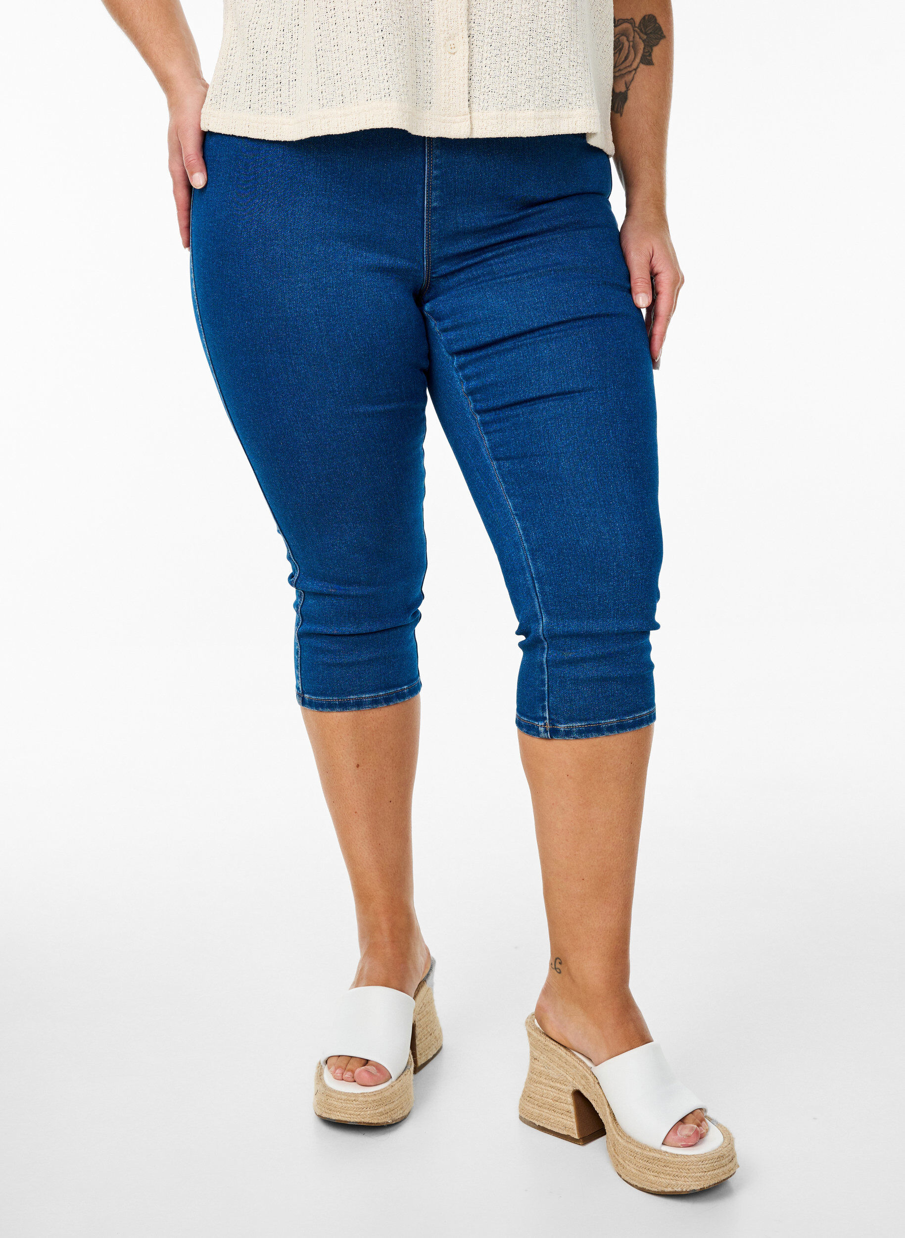 Zizzi Denim-Caprihosen mit elastischem Bund, Blau, Model image number 3