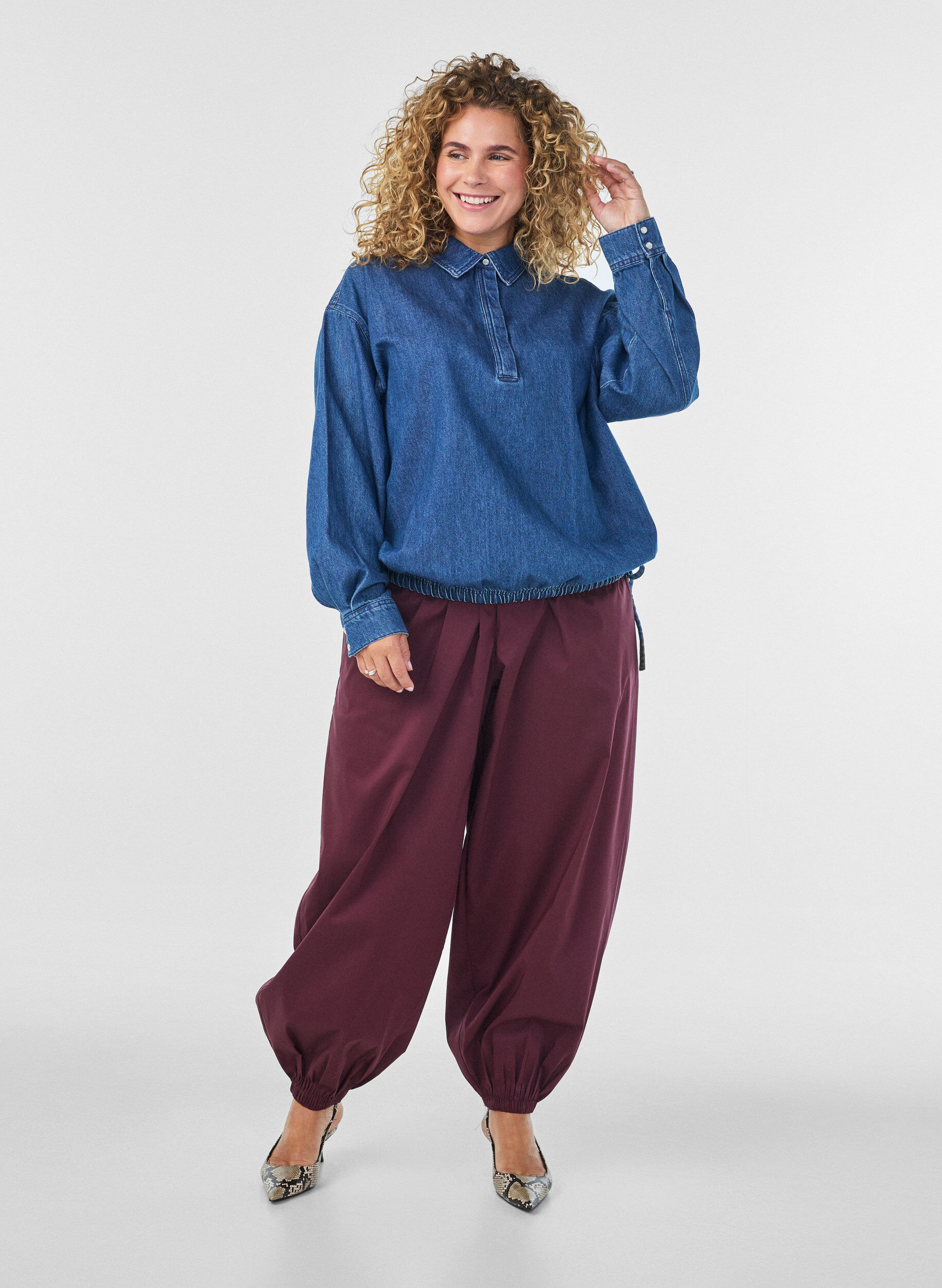 Ballonhose mit Taschen und elastischem Bund, Rot, Model