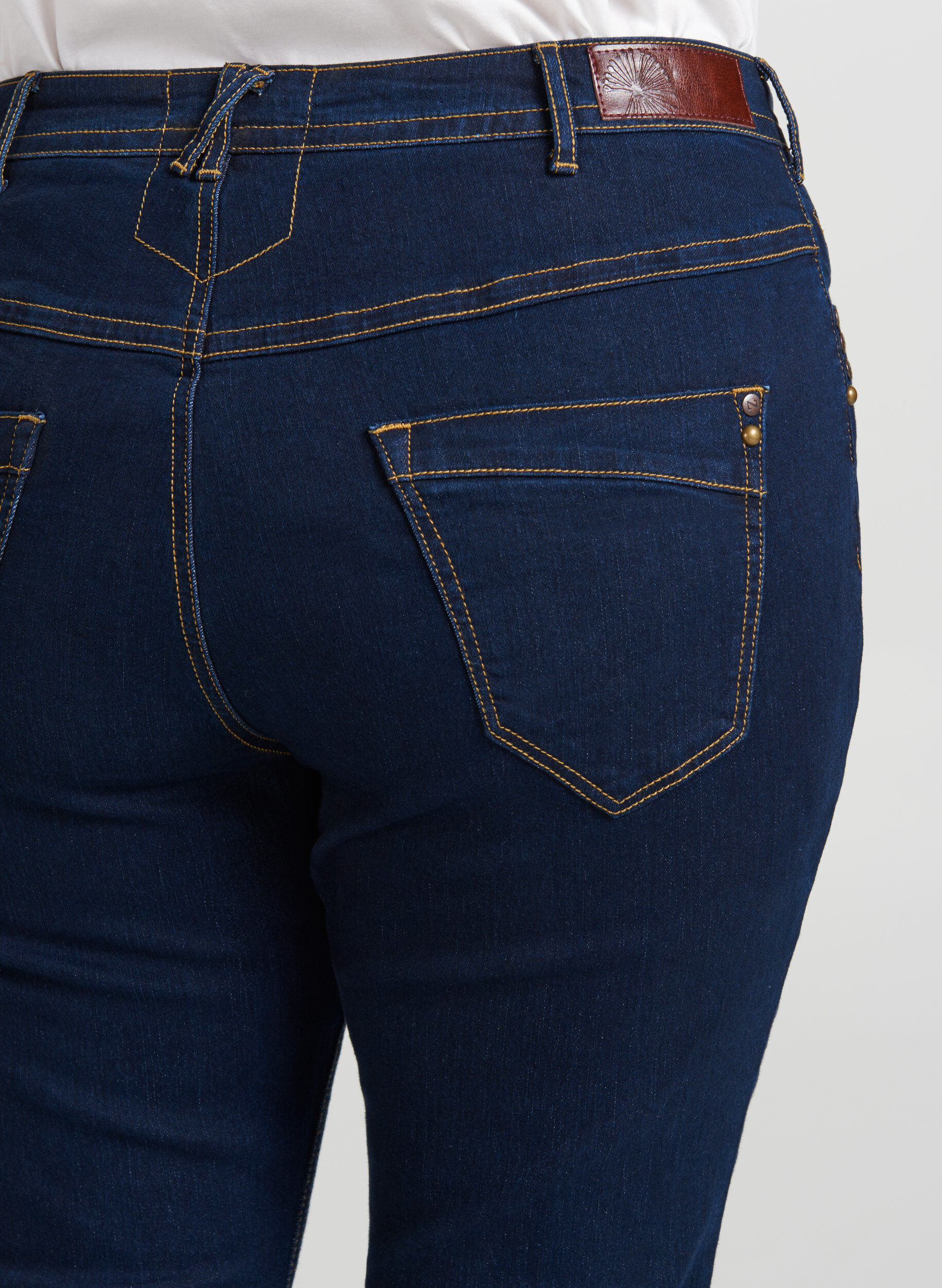 ZizziSlim Fit Vilma Jeans mit hoher Taille, Blau, Model image number 2
