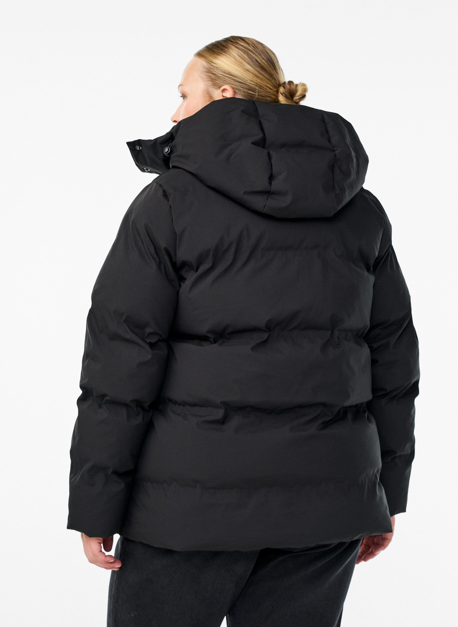 ZizziKurze Steppjacke mit abnehmbarer Kapuze, Schwarz, Model image number 2