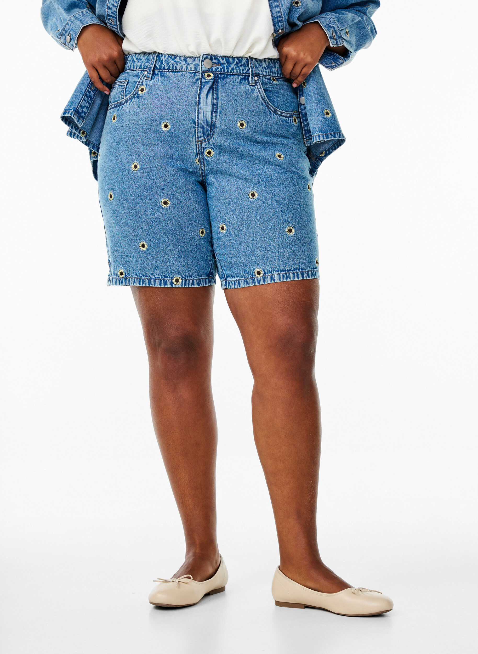 ZizziDenim-Shorts mit aufgestickten Blumen, Blau, Model image number 2