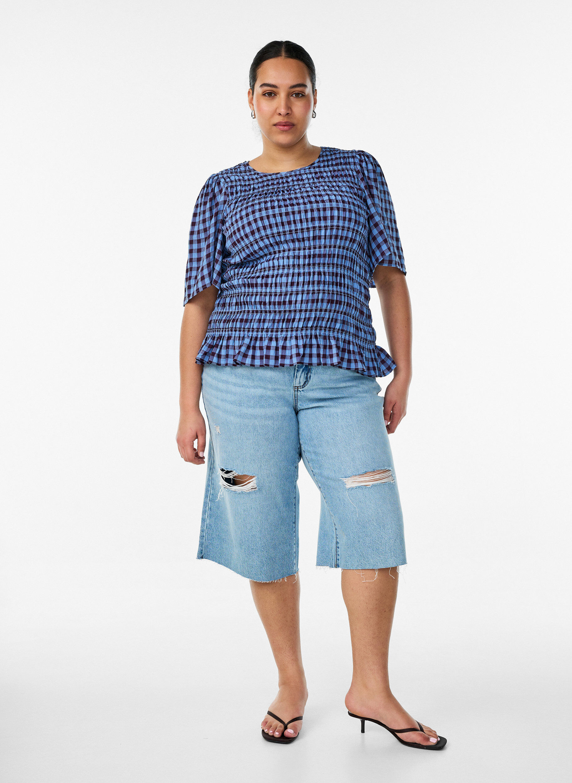 Cropped Jeans mit abgenutzter Optik und offenen Kanten, Blau, Model