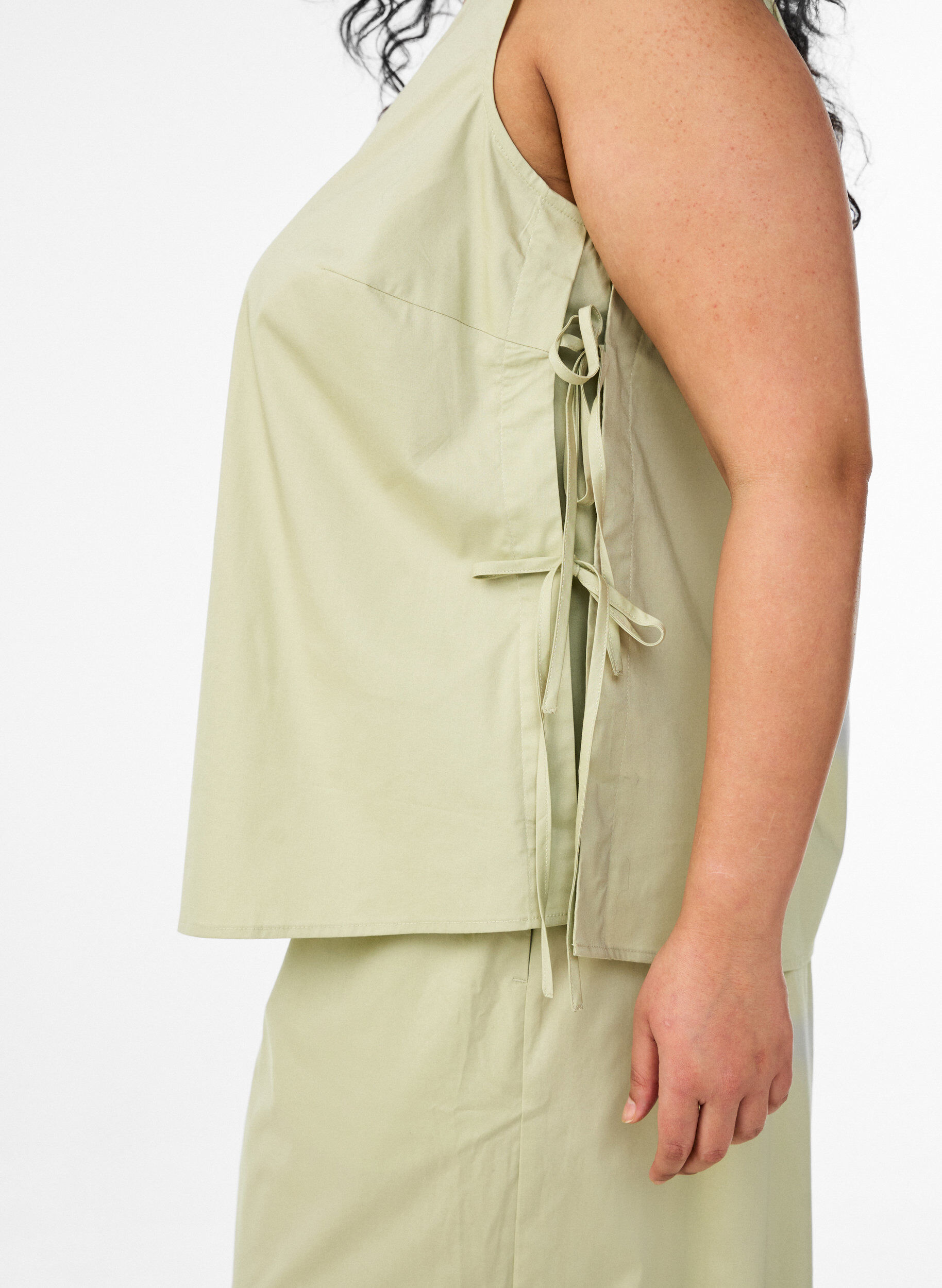 Zizzi&Auml;rmelloses Top mit Bindedetail an den Seiten, Gr&uuml;n, Model image number 3