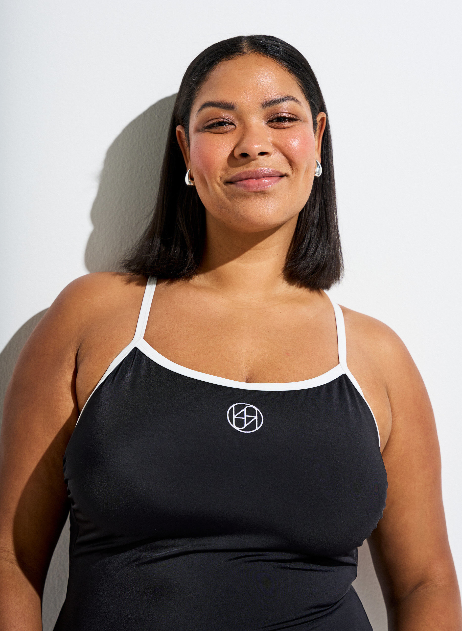 ZizziSportbadeanzug mit kontrastfarbenen Paspeln und &uuml;berkreuzten Tr&auml;gern, Schwarz, Model image number 2