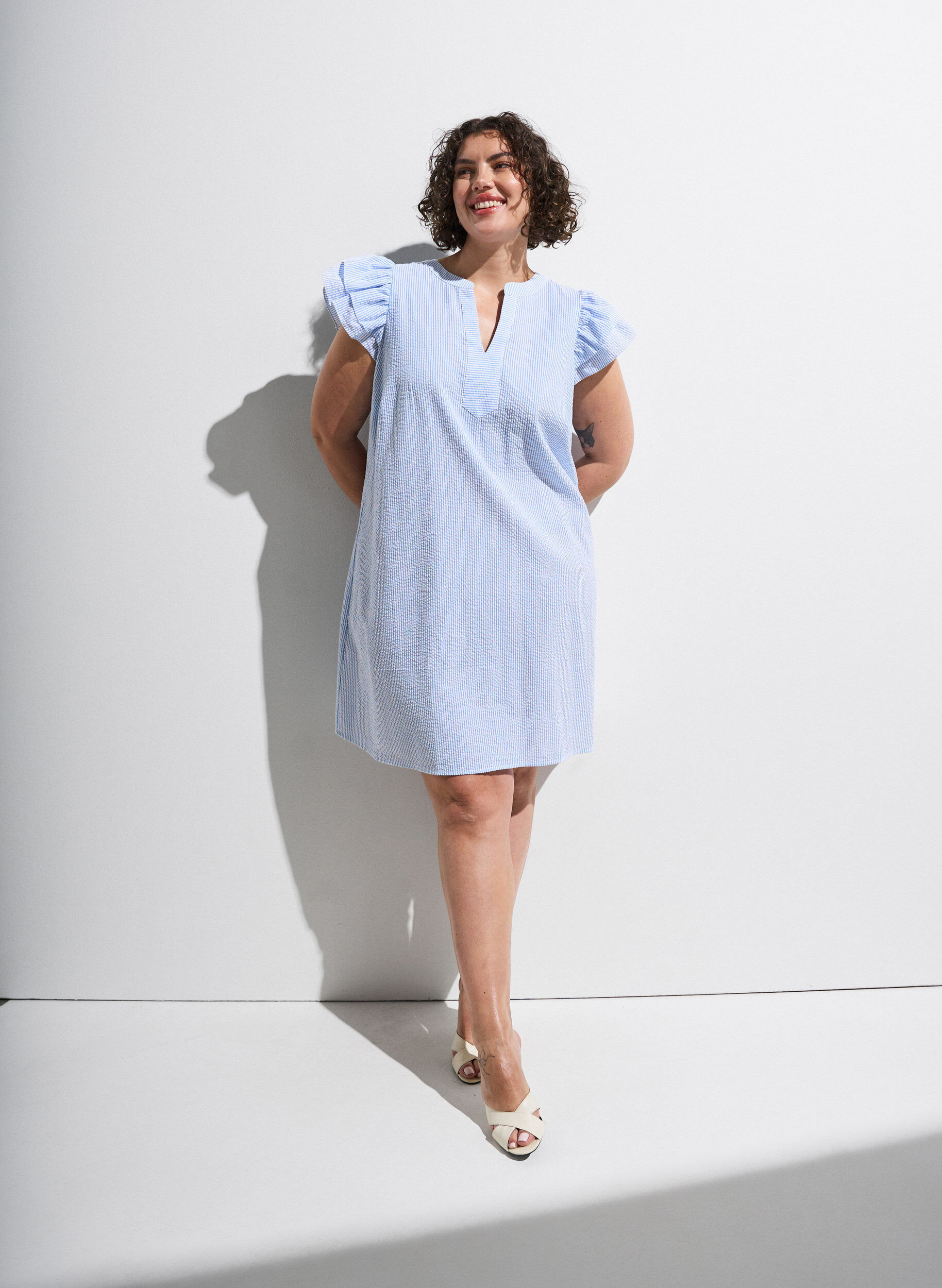 Gestreiftes Kleid aus Baumwolle mit R&uuml;schen und A-Linien-Schnitt