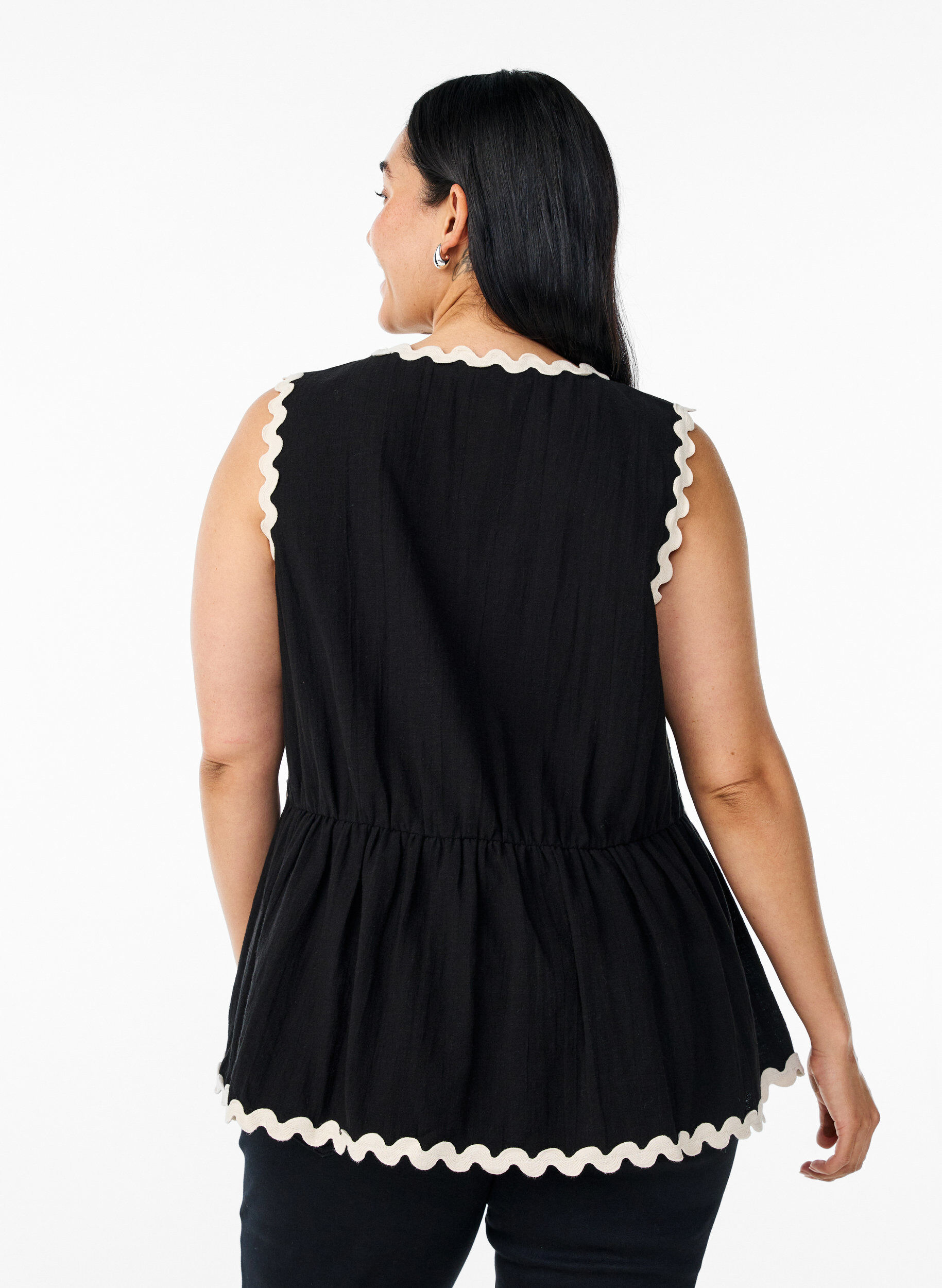 Zizzi&Auml;rmellose Bluse mit gezackten Kontrastkanten, Schwarz, Model image number 2