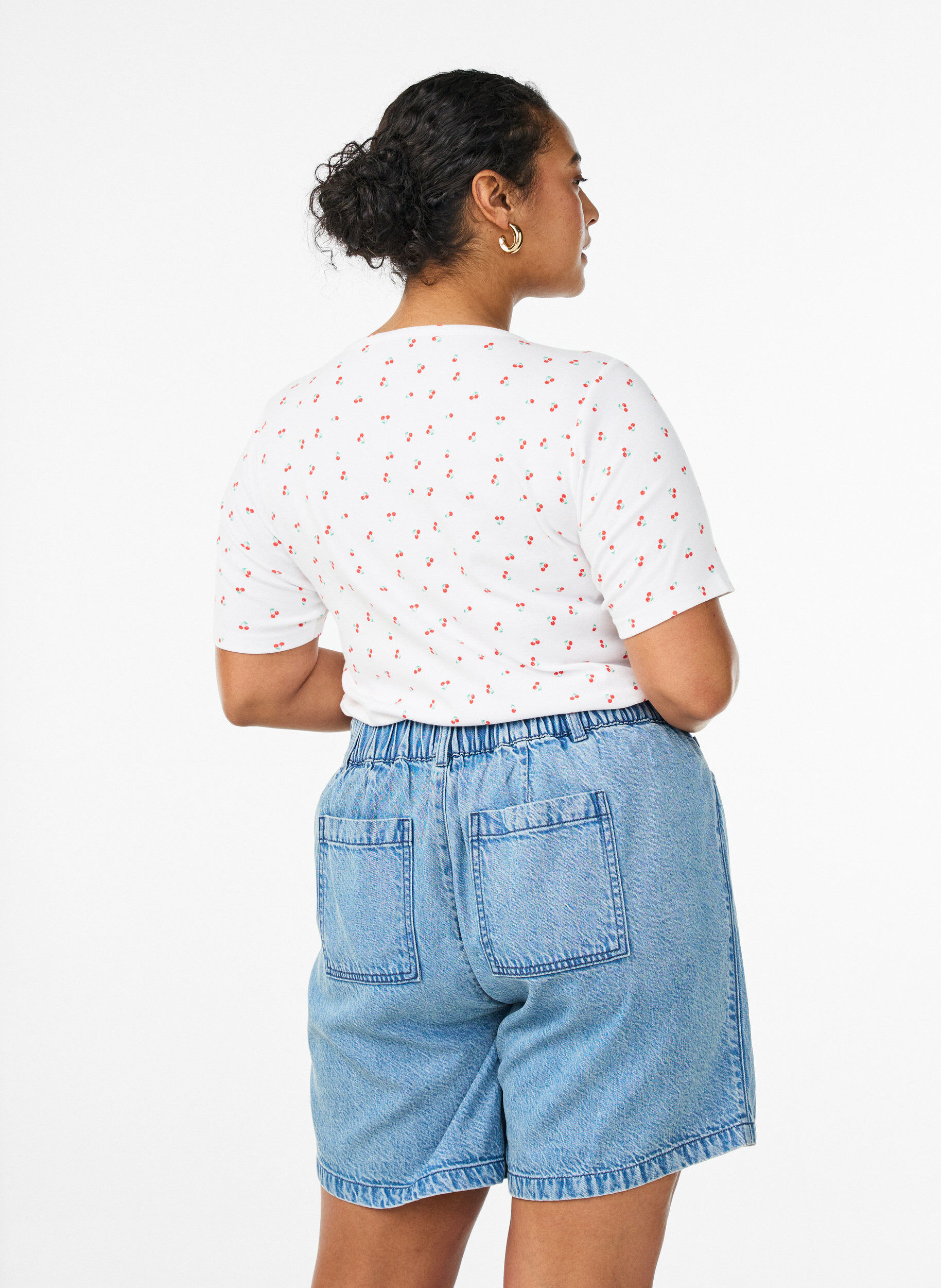 ZizziLocker geschnittene Jeansshorts mit hoher Taille, Blau, Model image number 2