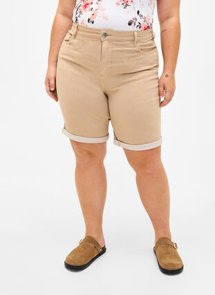 Eng anliegende Denim-Shorts mit hoher Taille, Nomad, Model image number 2