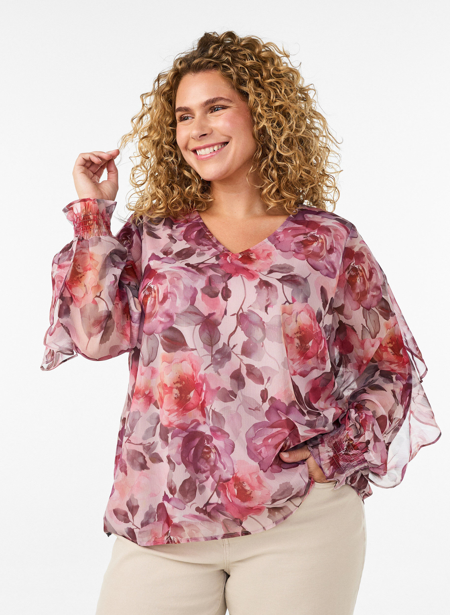 Gebl&uuml;mte Bluse mit V-Ausschnitt und R&uuml;schen&auml;rmeln, Rot, Model