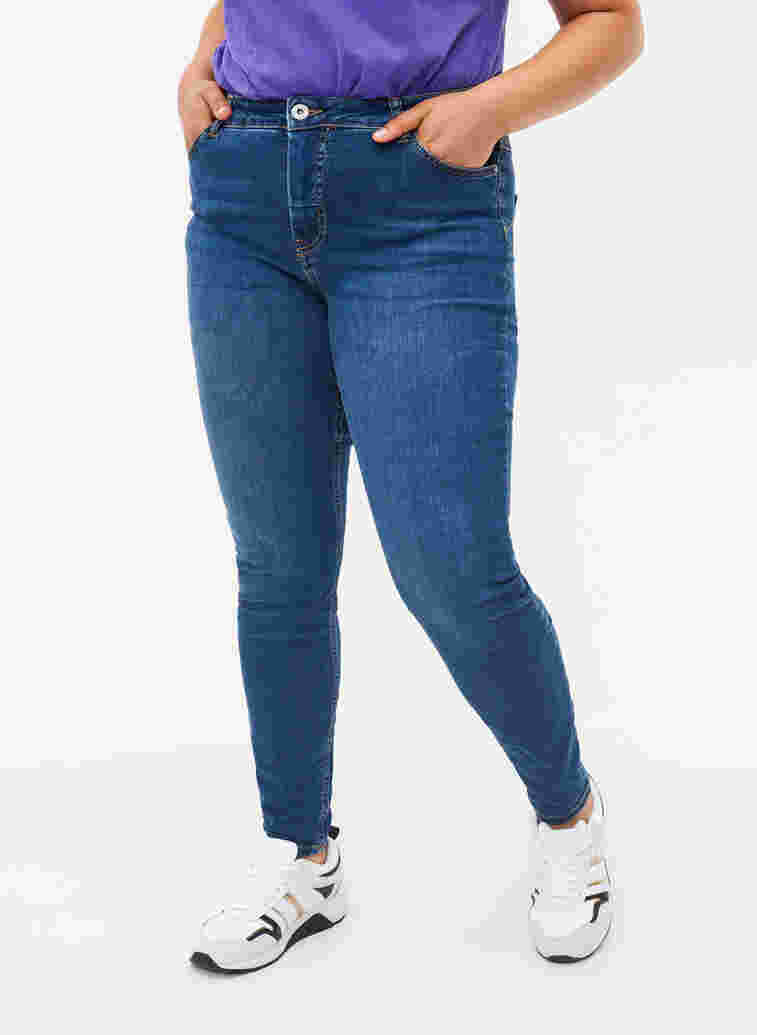 Hochtaillierte Amy Jeans mit Push-Up, Blue denim, Model image number 2