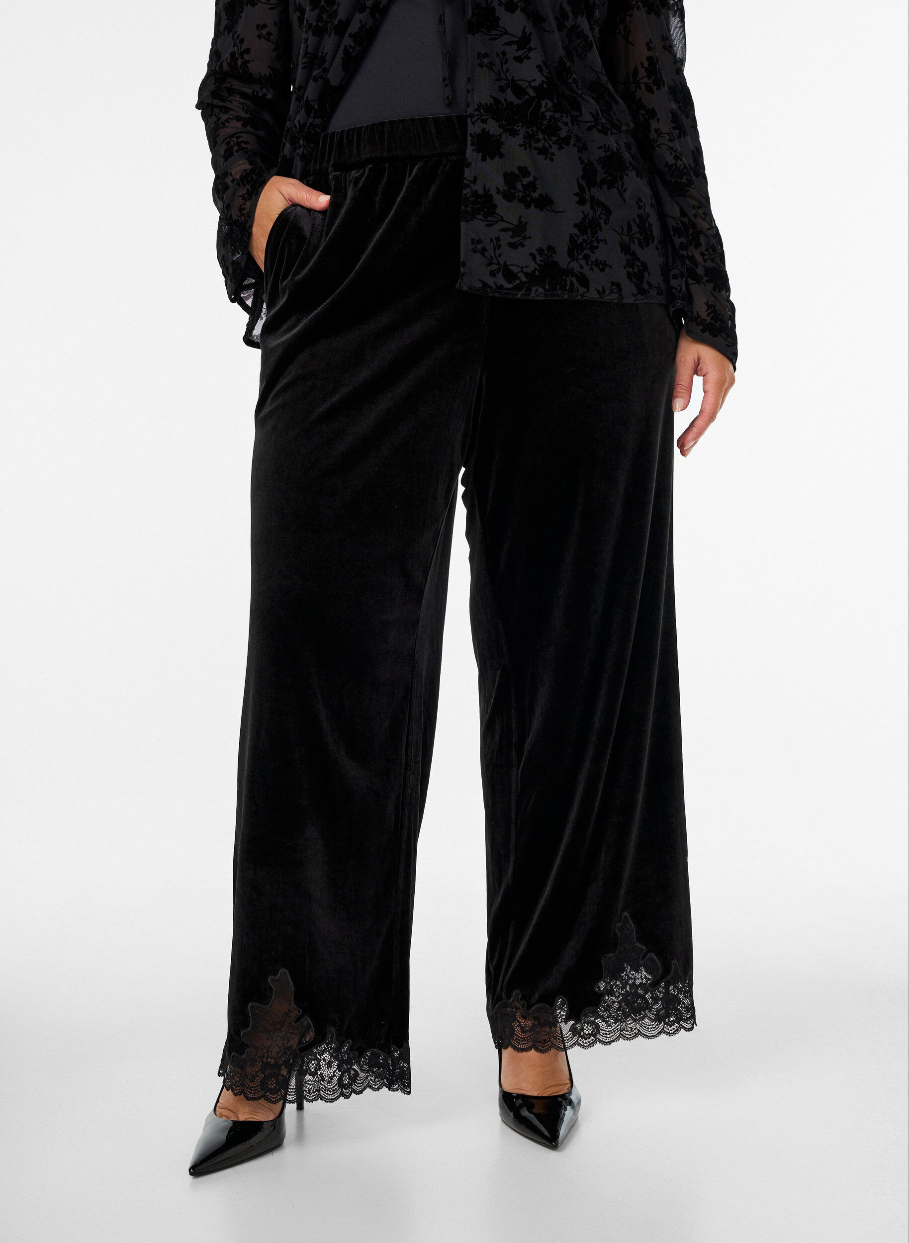 Samthose mit Spitzenbesatz und weitem Bein, Schwarz, Model