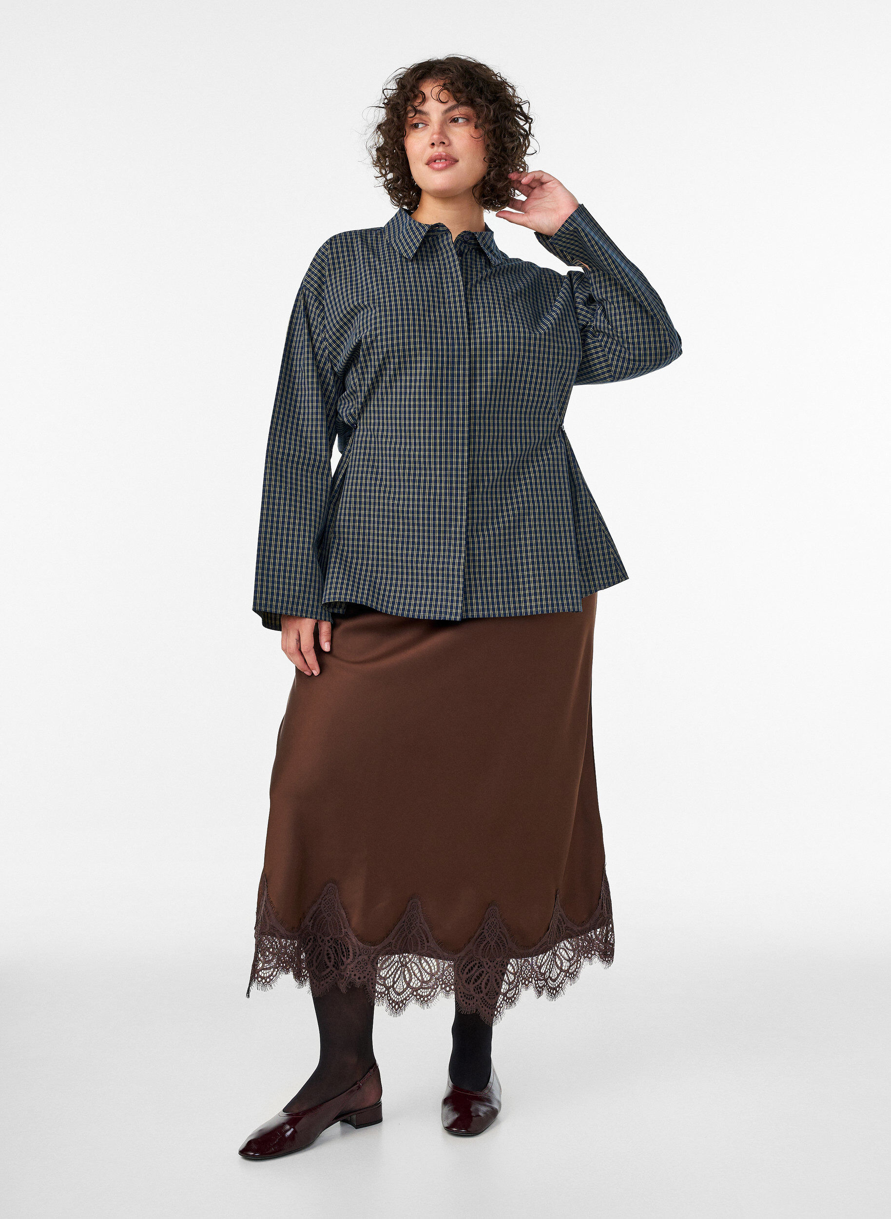 Midi-Rock aus Satin mit Spitzen, Braun, Model