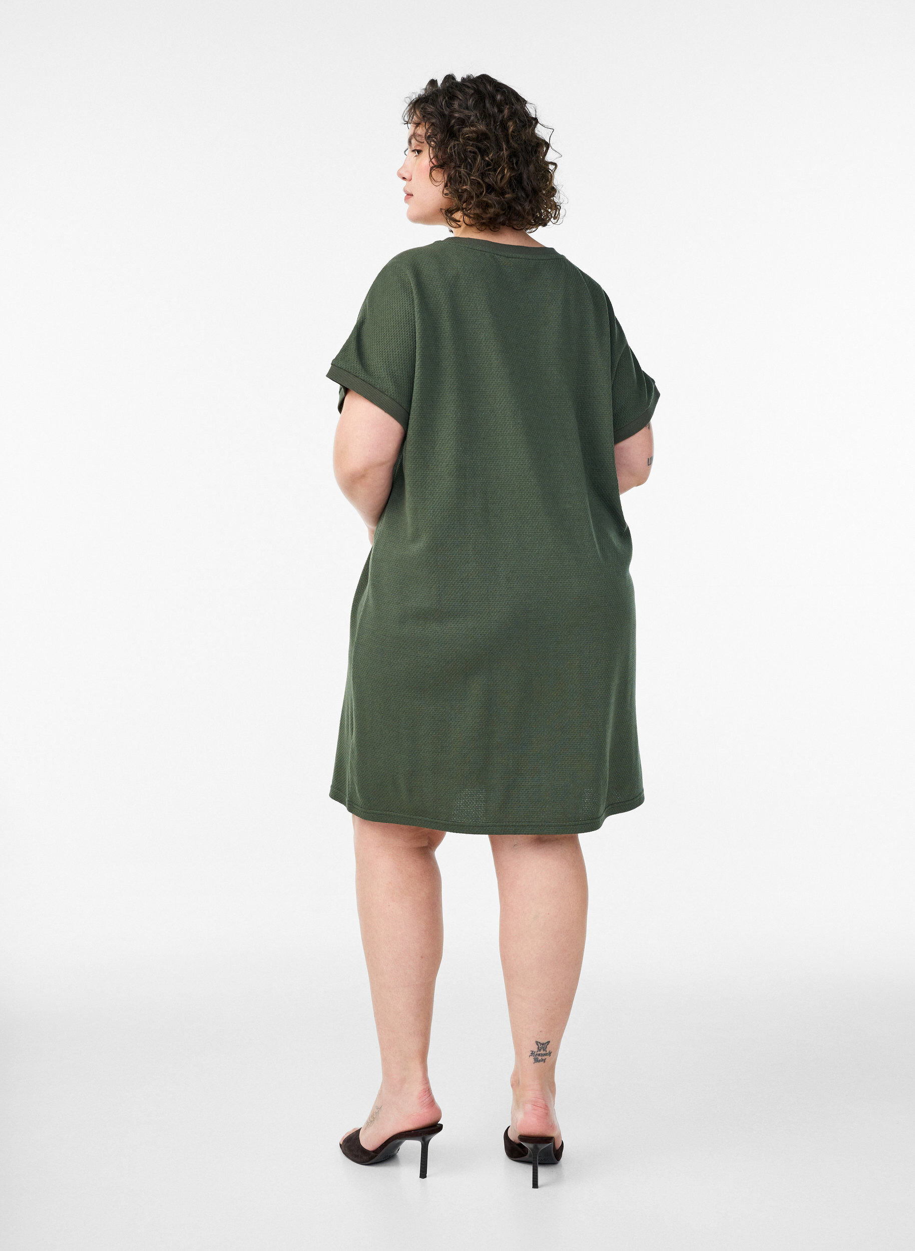 ZizziKurzes Kleid aus strukturiertem Jersey mit Rundhalsausschnitt, Gr&uuml;n, Model image number 2