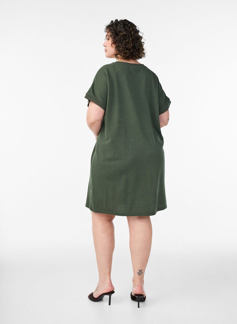 Kurzes Kleid aus strukturiertem Jersey mit Rundhalsausschnitt, Gr&uuml;n, Model image number 2