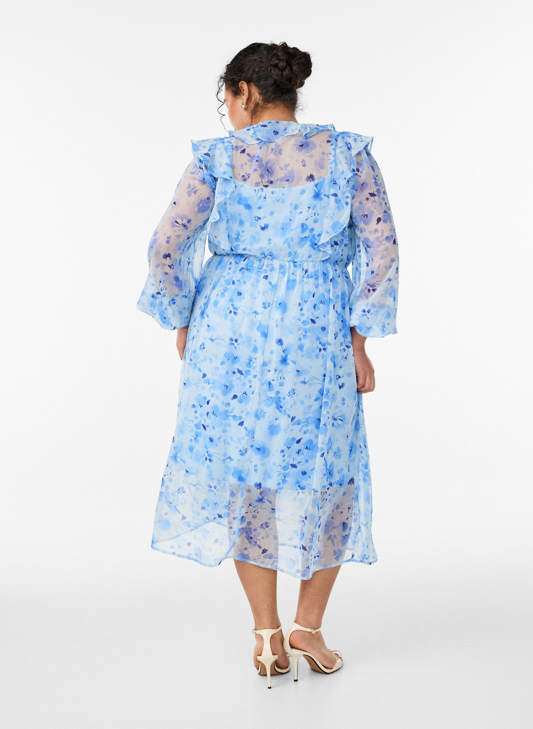 ZizziGebl&uuml;mtes Kleid aus Chiffon mit R&uuml;schen und langen &Auml;rmeln, Blau, Model image number 1
