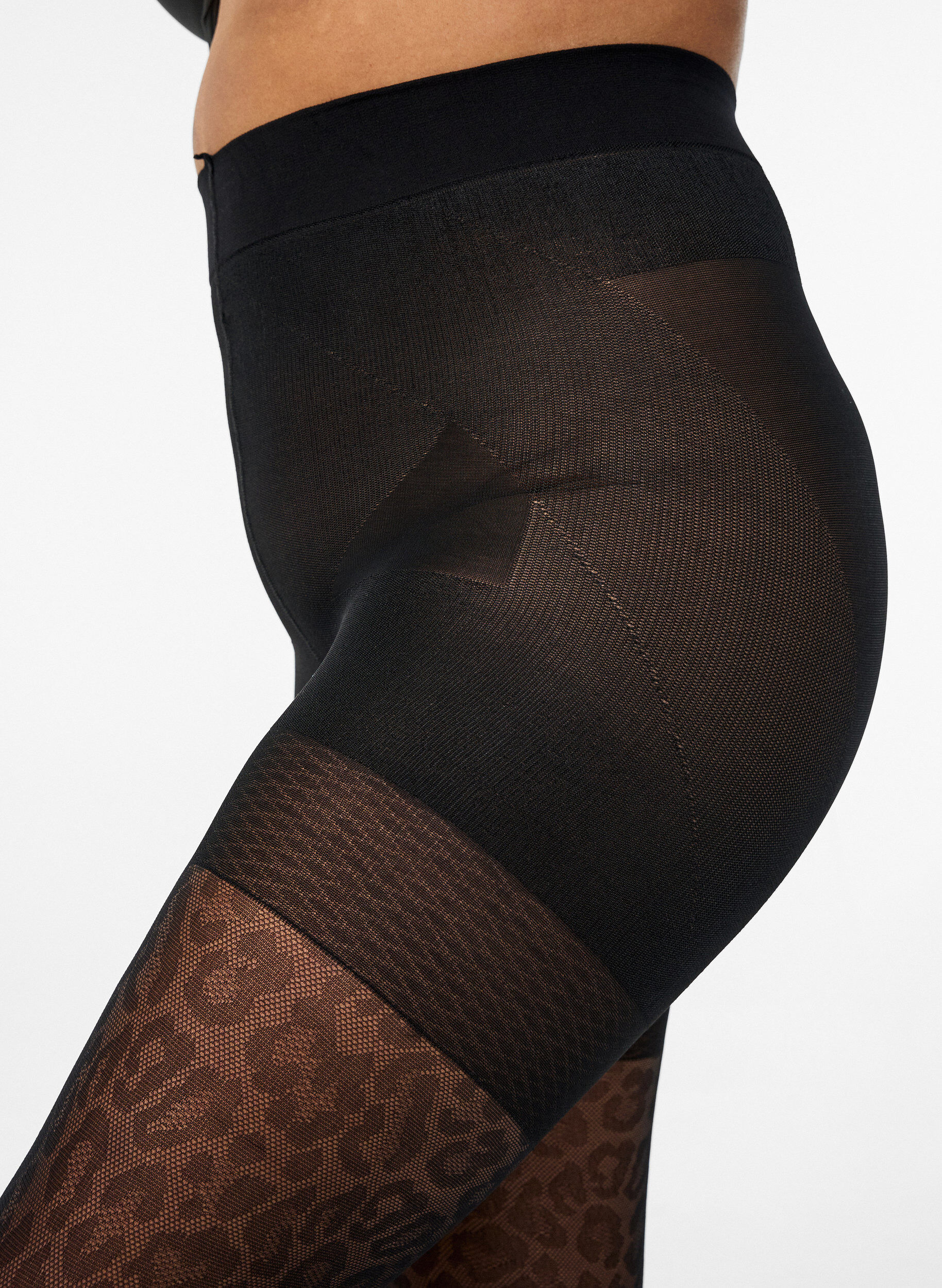 Zizzi50 Denier Strumpfhose mit Leopardenmuster und Push-up, Schwarz, Model image number 2