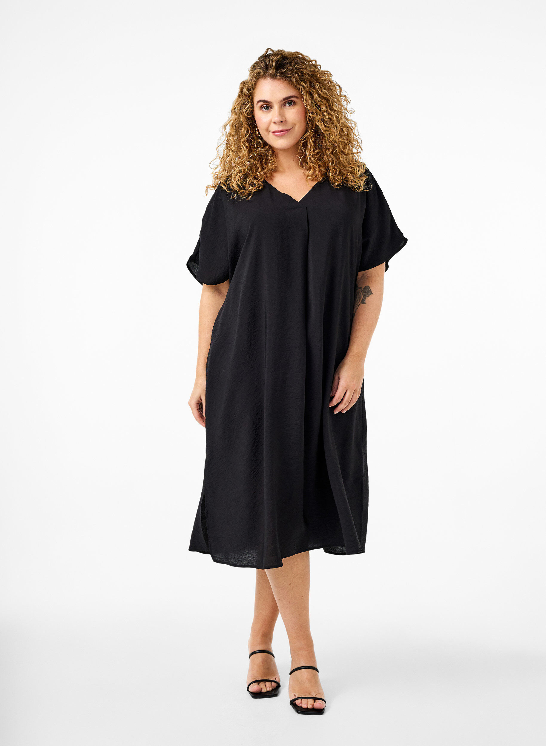 Kleid aus Viskose mit V-Ausschnitt, Schwarz, Model