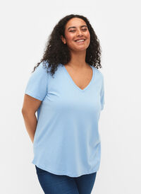 Kurzärmeliges T-Shirt mit V-Ausschnitt, Placid Blue, Model