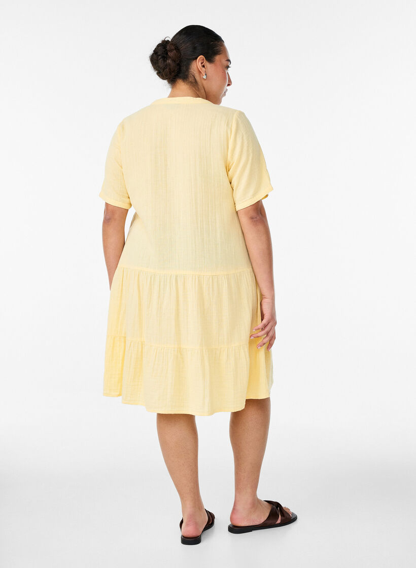 Kurzes A-Linien-Kleid aus Baumwollmusselin, Gelb, Model image number 2