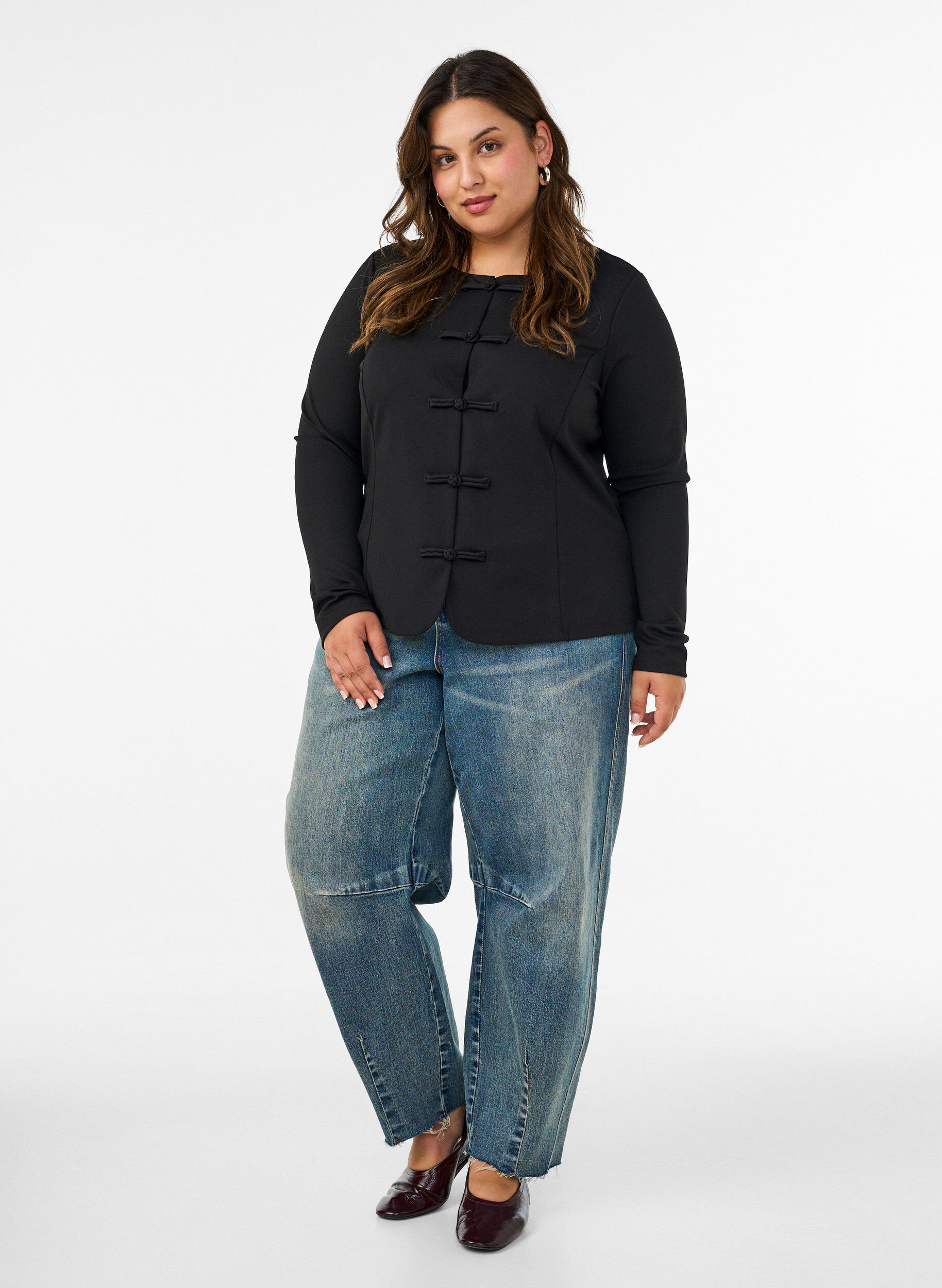 ZizziFigurbetonter Cardigan mit Knotenverschl&uuml;ssen, Schwarz, Model image number 1