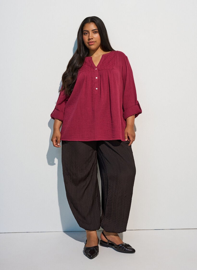 Bluse aus Baumwollmusselin mit Lochstickerei, Rot, Model image number 1