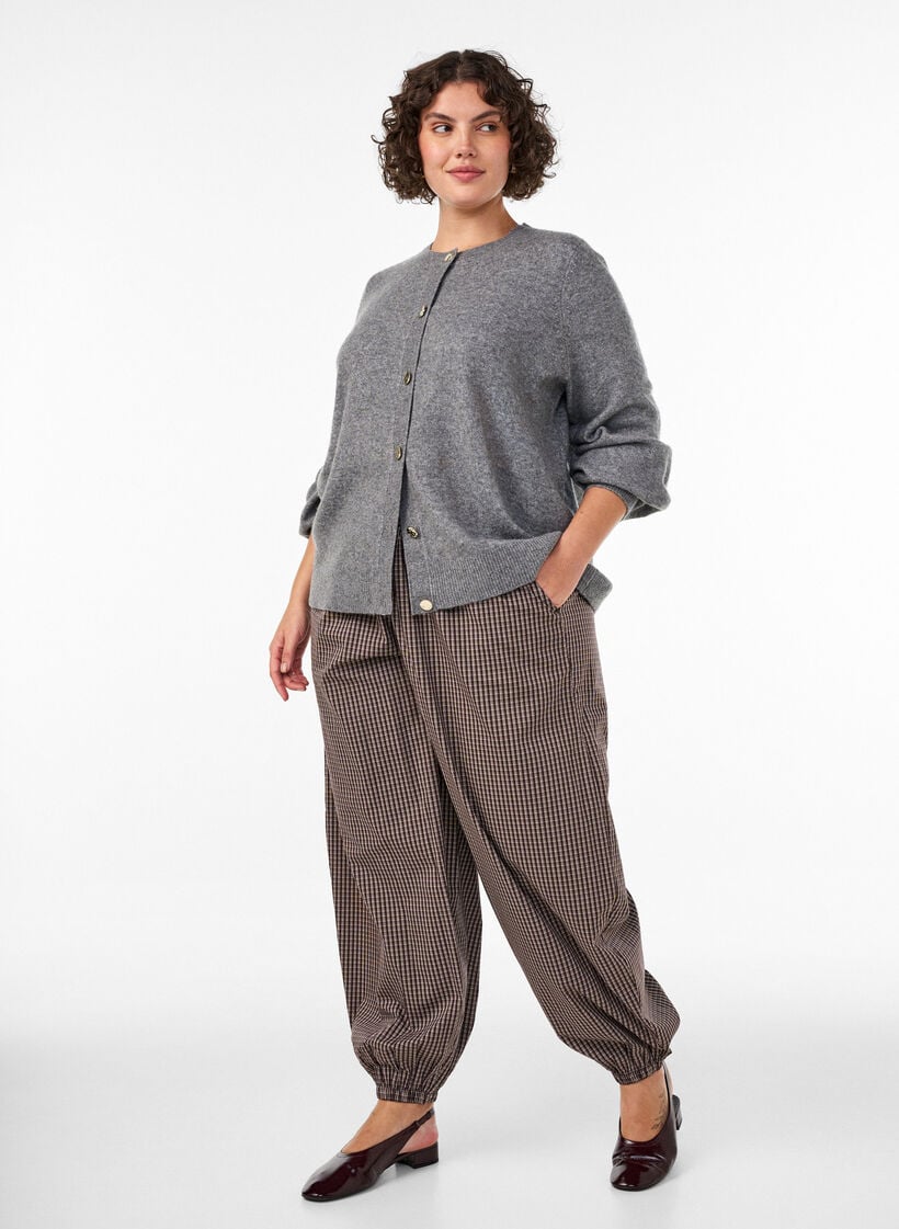 Strickjacke aus weichem Strick mit goldfarbenen Kn&ouml;pfen, Grau, Model image number 1