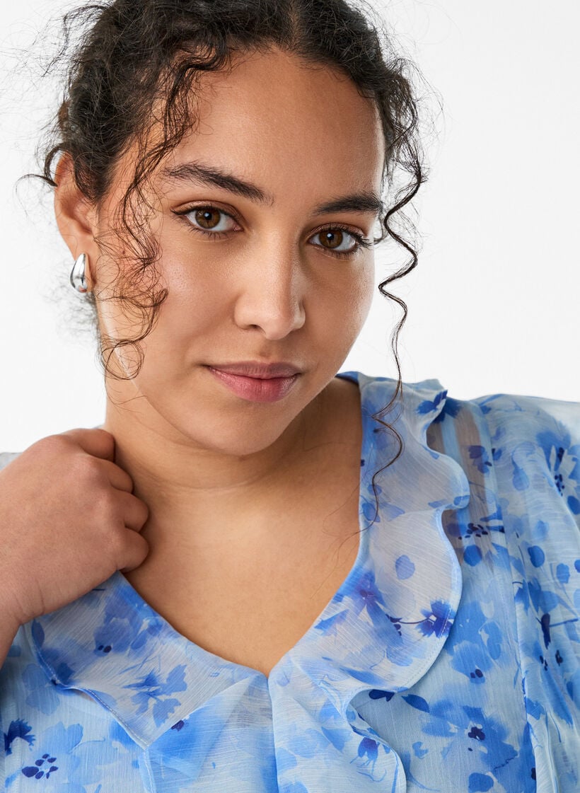 Gebl&uuml;mtes Kleid aus Chiffon mit R&uuml;schen und langen &Auml;rmeln, Blau, Model