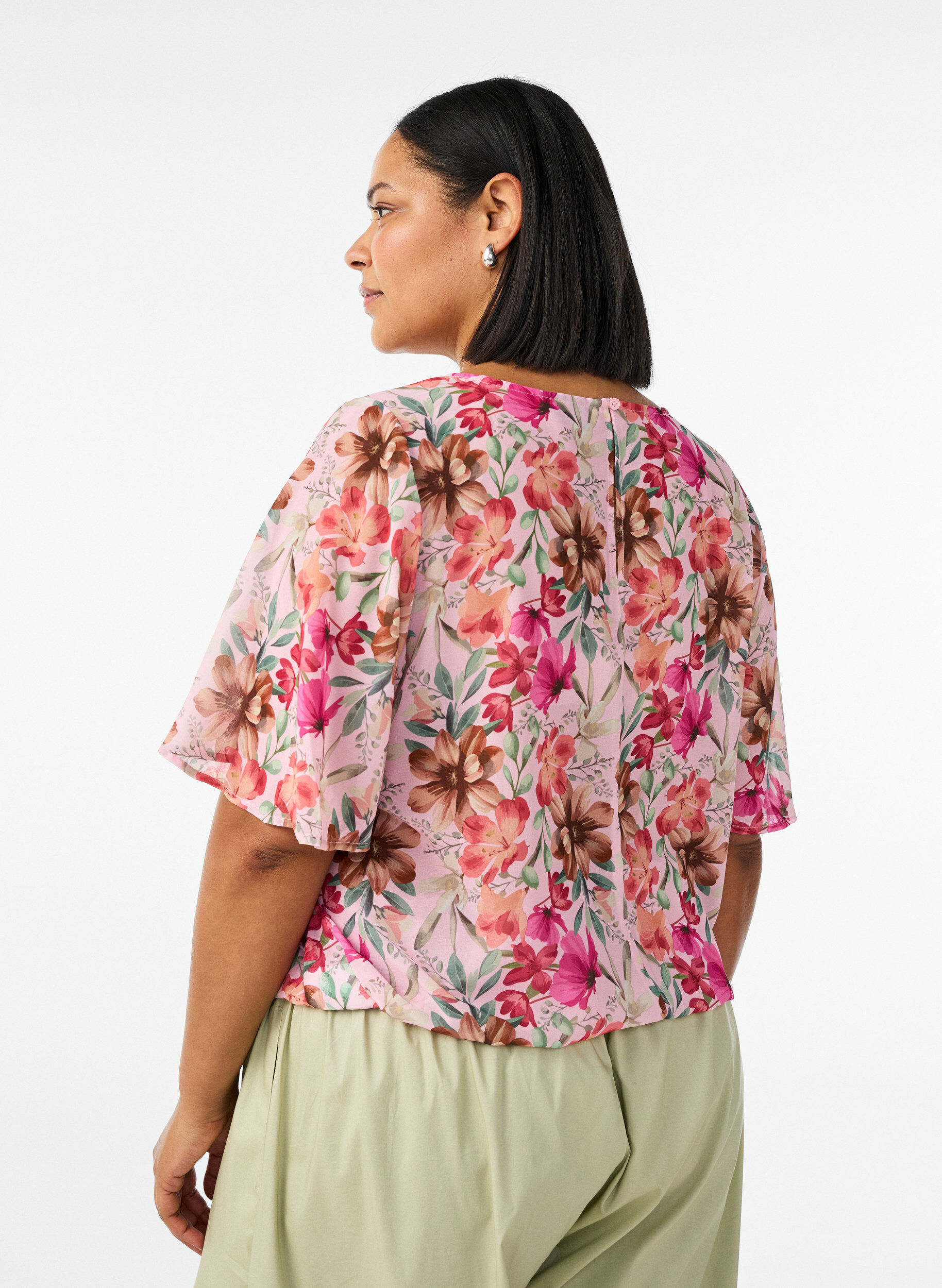 ZizziGebl&uuml;mte Bluse mit kurzen &Auml;rmeln und Smock-Details, Rot, Model image number 2