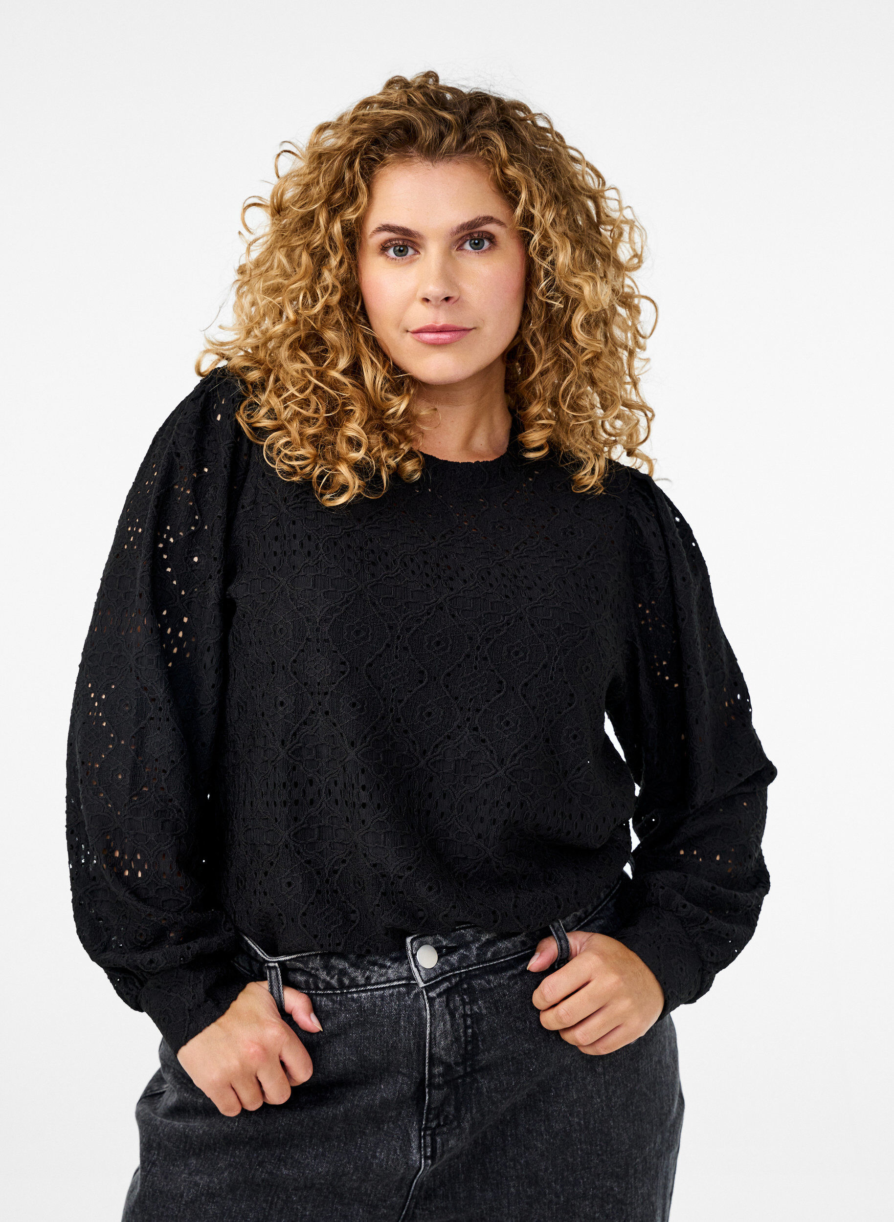 ZizziLang&auml;rmlige Bluse mit Lochmuster, Schwarz, Model image number 0