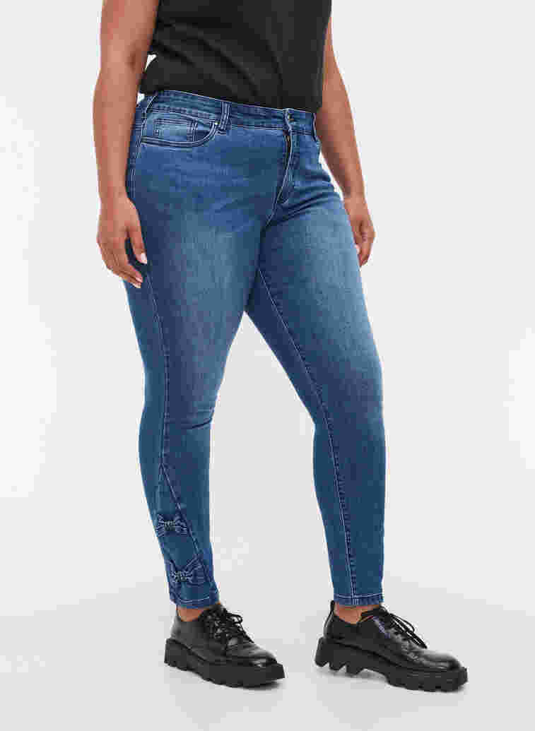 Super Slim Amy Jeans mit Schleife, Dark blue, Model image number 3