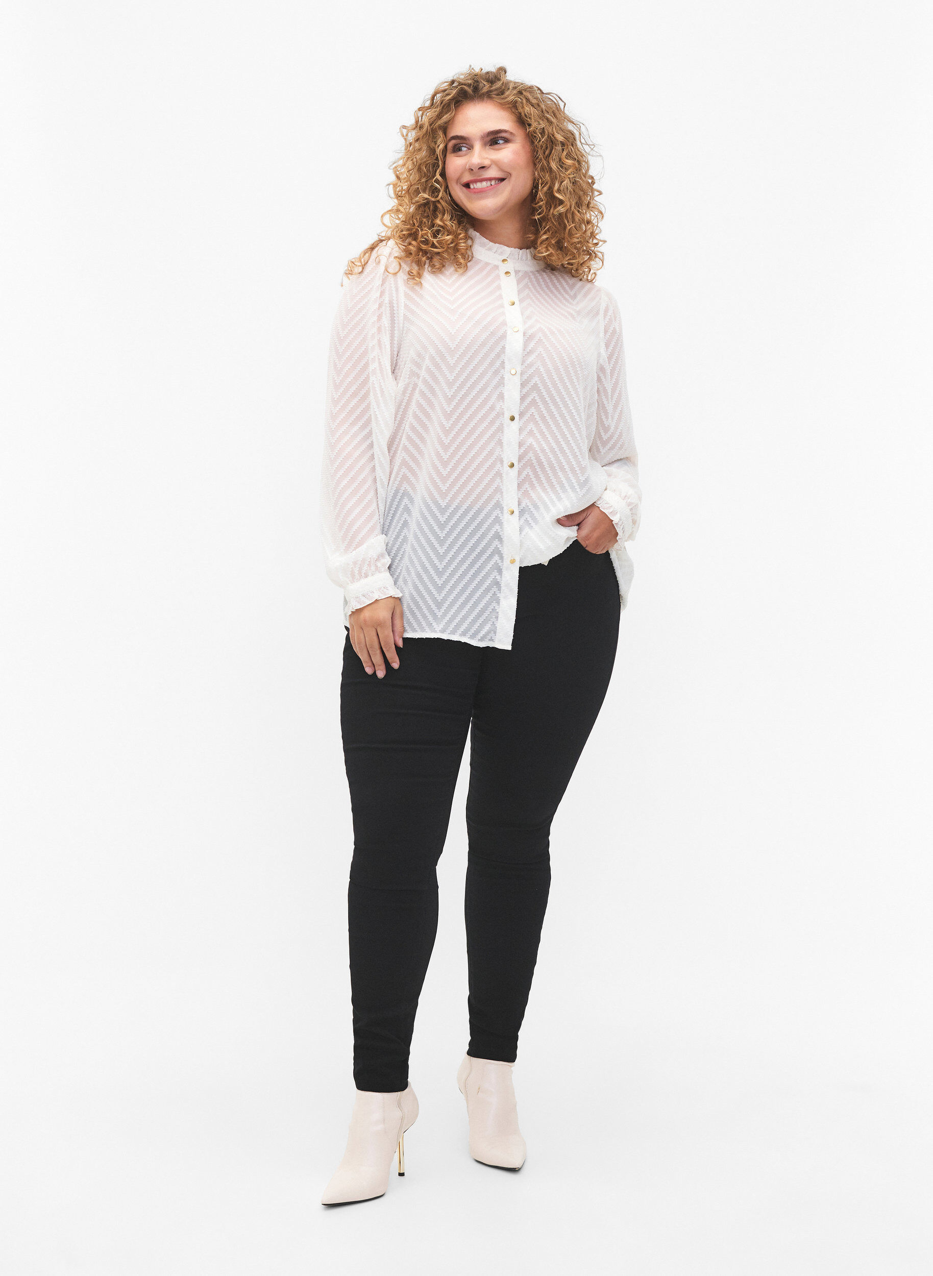 Zizzi Hemdbluse mit R&uuml;schen und gemusterter Struktur, Snow White, Model image number 2