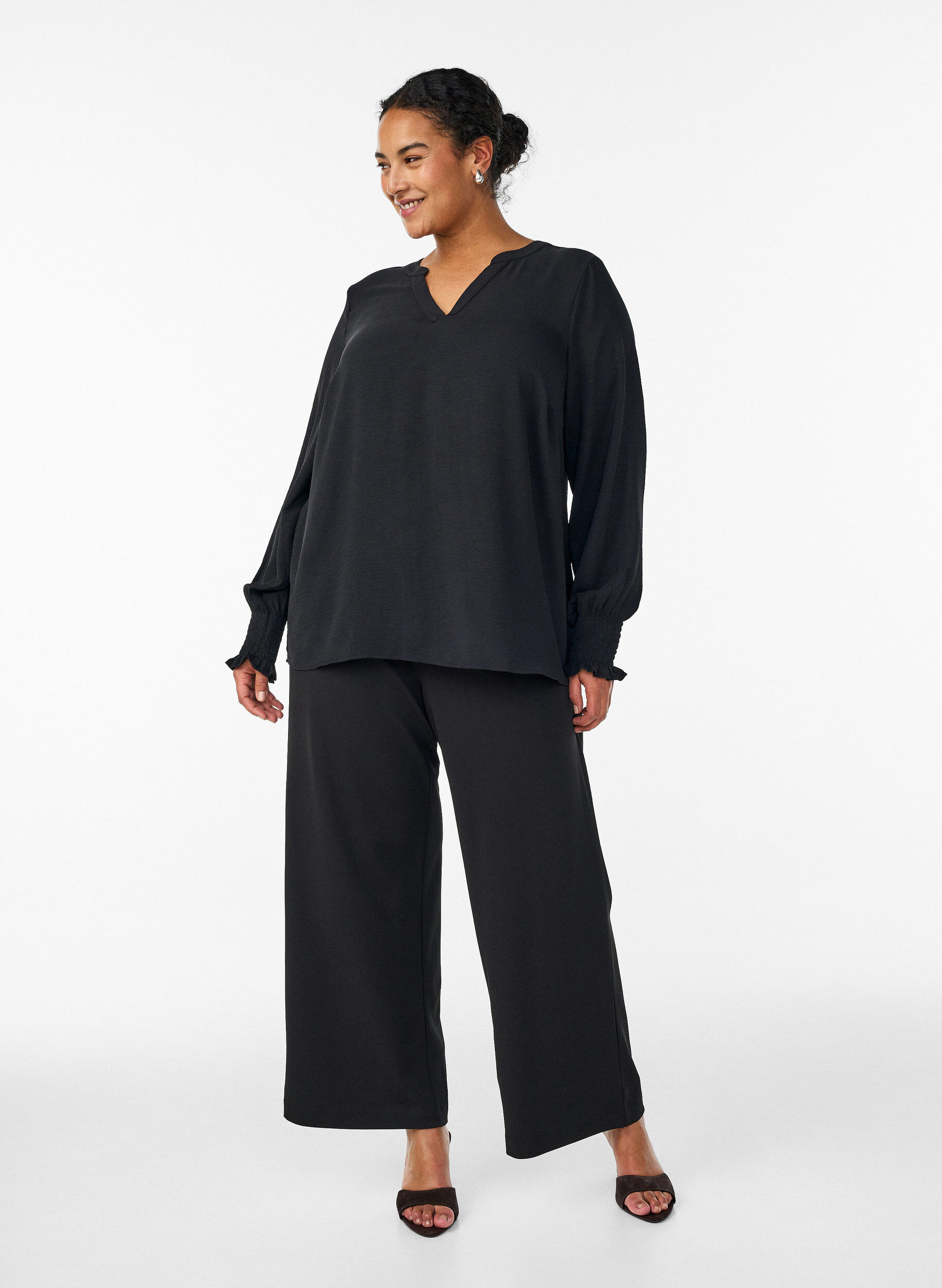 ZizziBluse mit Smockb&uuml;ndchen und V-Ausschnitt, Schwarz, Model image number 1