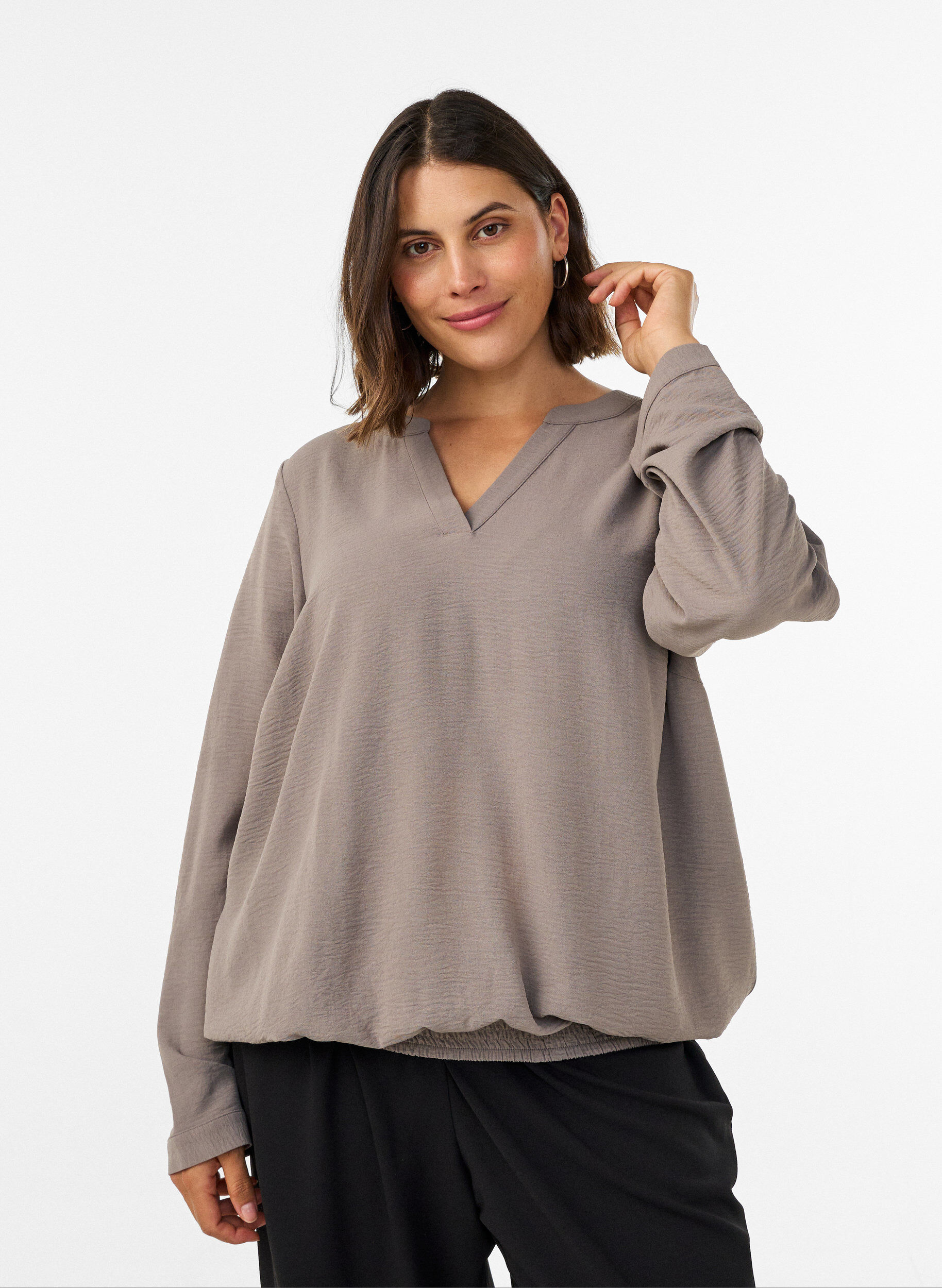 Bluse in Ballon-Silhouette mit V-Ausschnitt, Beige, Model