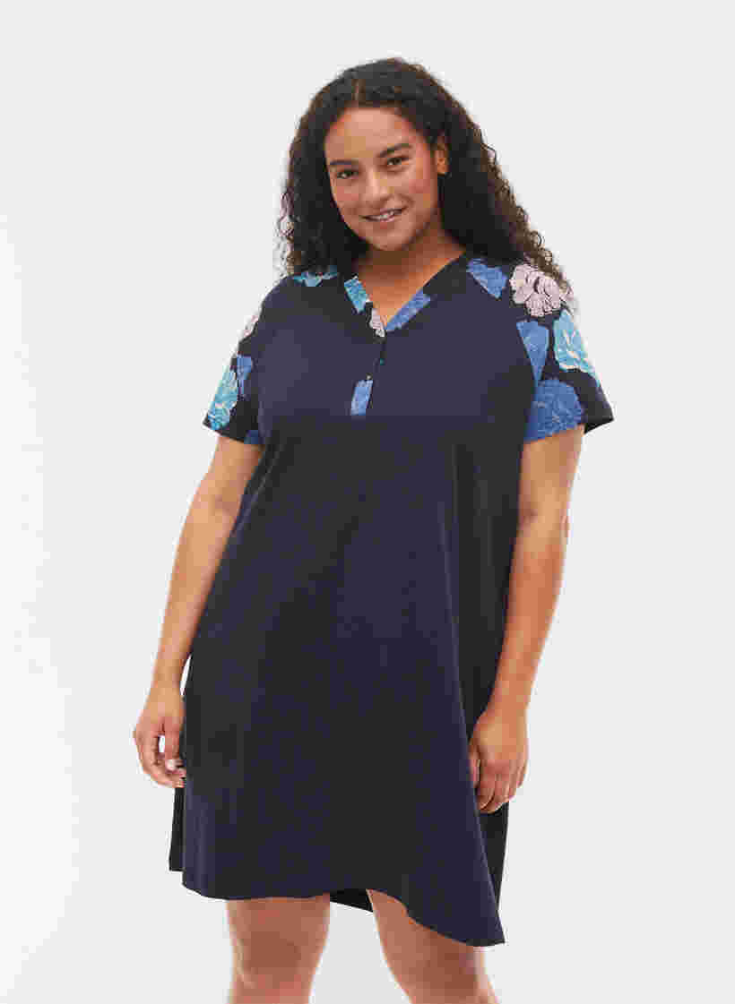 Kurzarm Nachthemd aus Baumwolle mit Printdetails, Blue Flower, Model image number 0